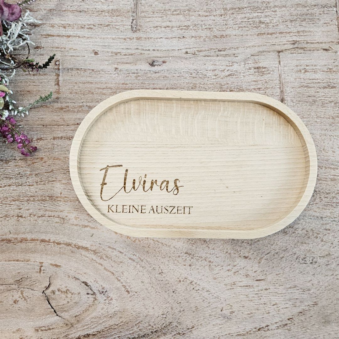Graviertes Tablett mit Elvira und kleine Auszeit, flach fotografiert auf Holzuntergrund mit Blumen