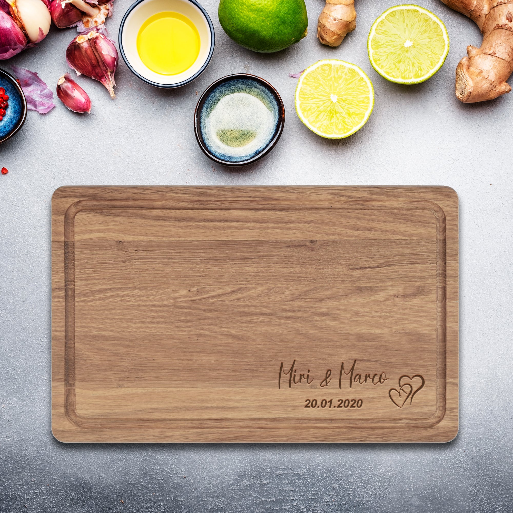 Personalisierte Holzbrett mit Herzgravur, zwei Namen und Datum als Geschenk für das Brautpaar