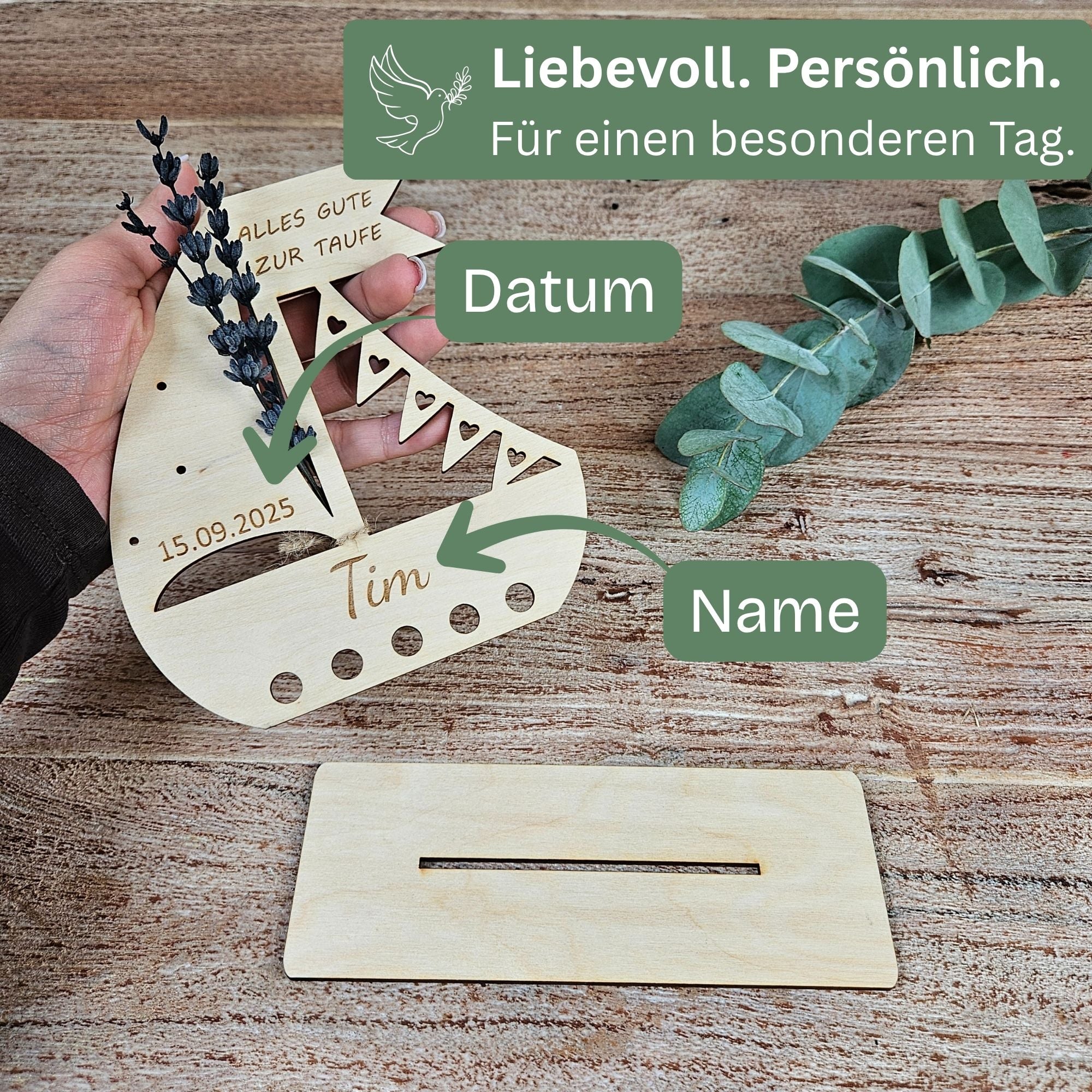 Liebevoll personalisiertes Taufgeschenk mit Namensgravur, Datum und Trockenblumen