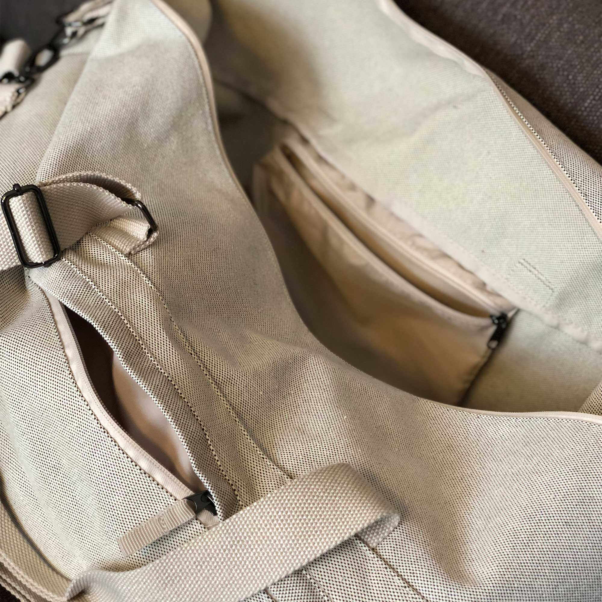 Innenansicht der Mom Bag mit Reißverschlussfächern für Handy und Schlüssel