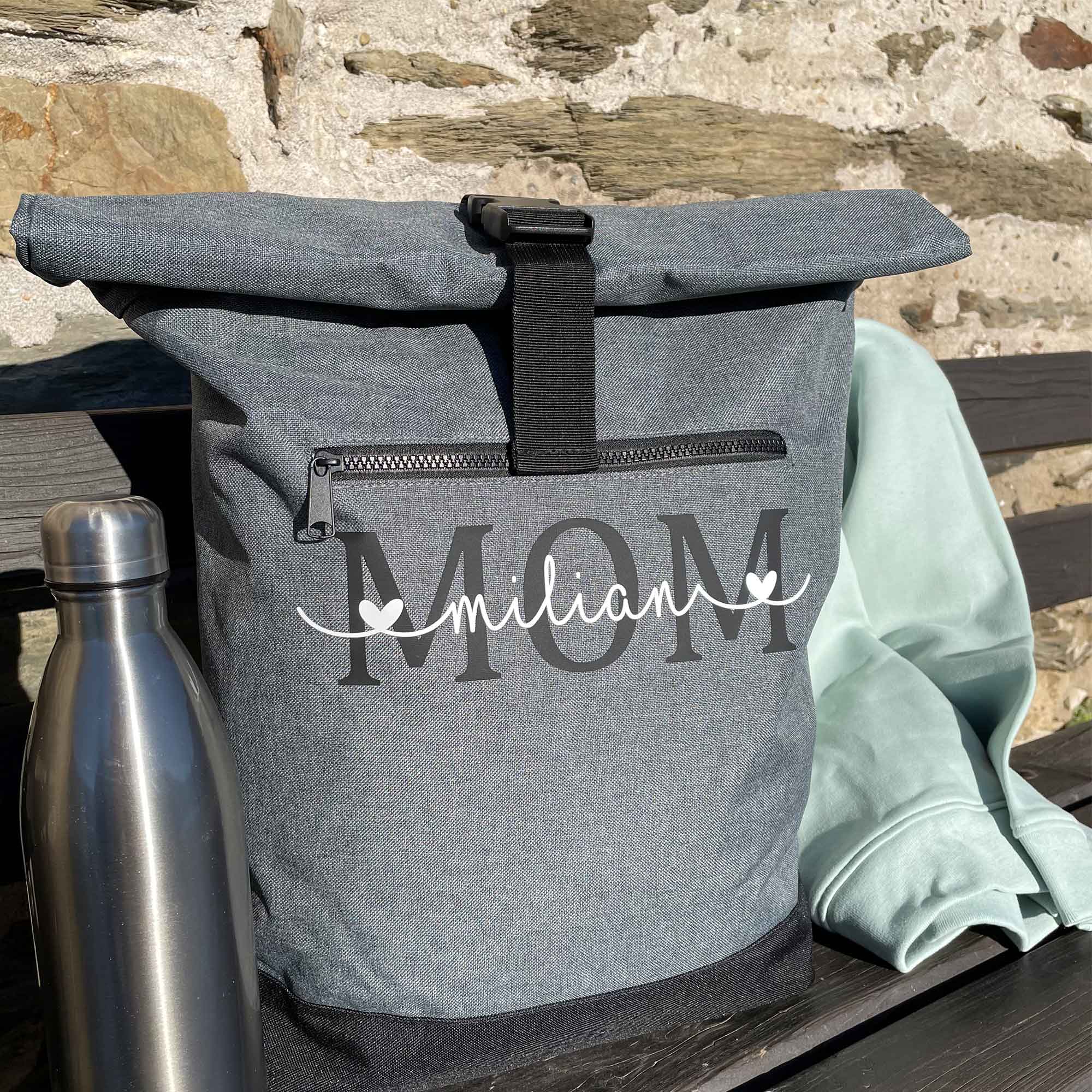Wickelrucksack personalisiert mit Namen – grauer Rucksack MOM mit weißem Aufdruck, ideal für Ausflüge