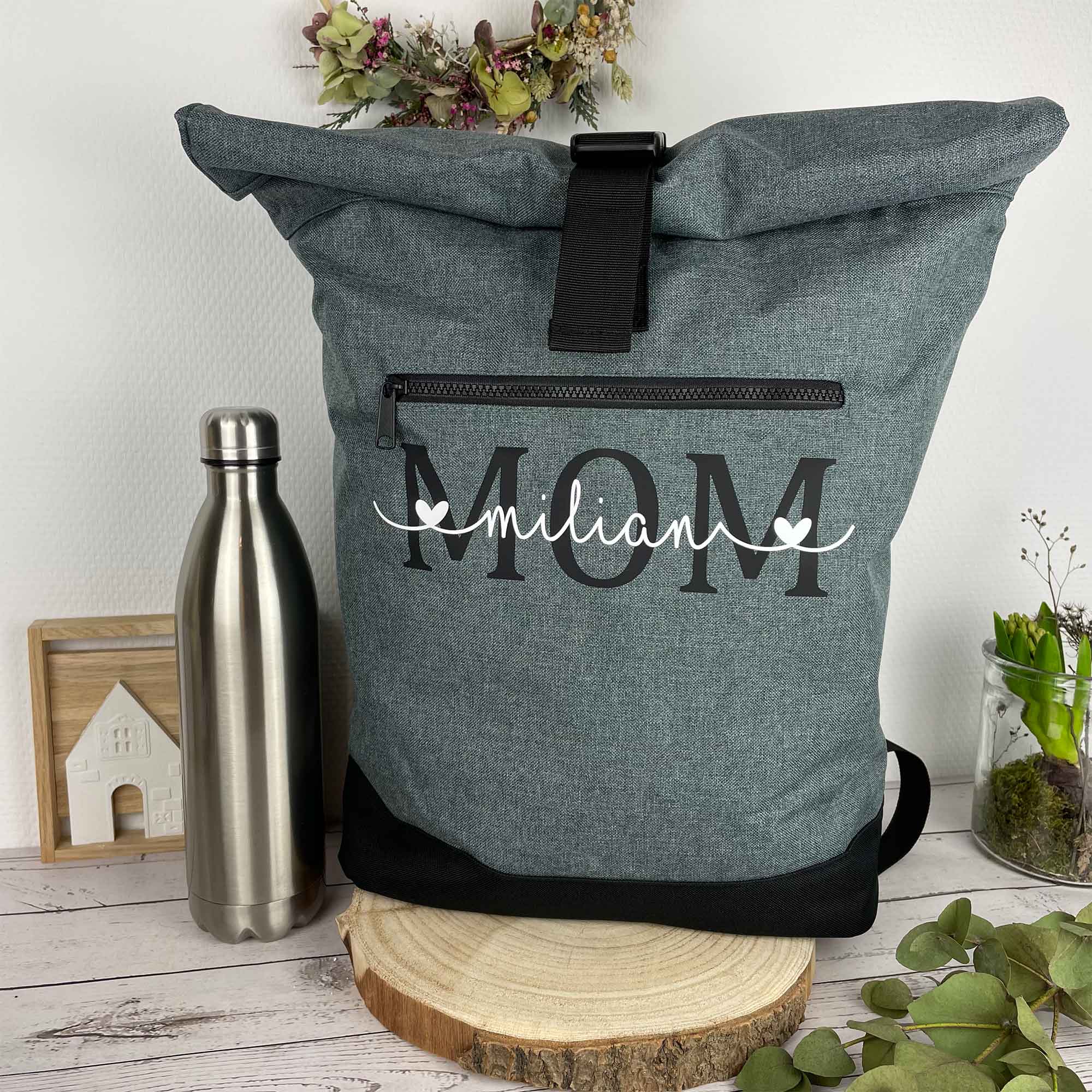 Personalisierter Rucksack Damen – Rolltop-Rucksack in Grau mit MOM-Beschriftung und Namenslinie