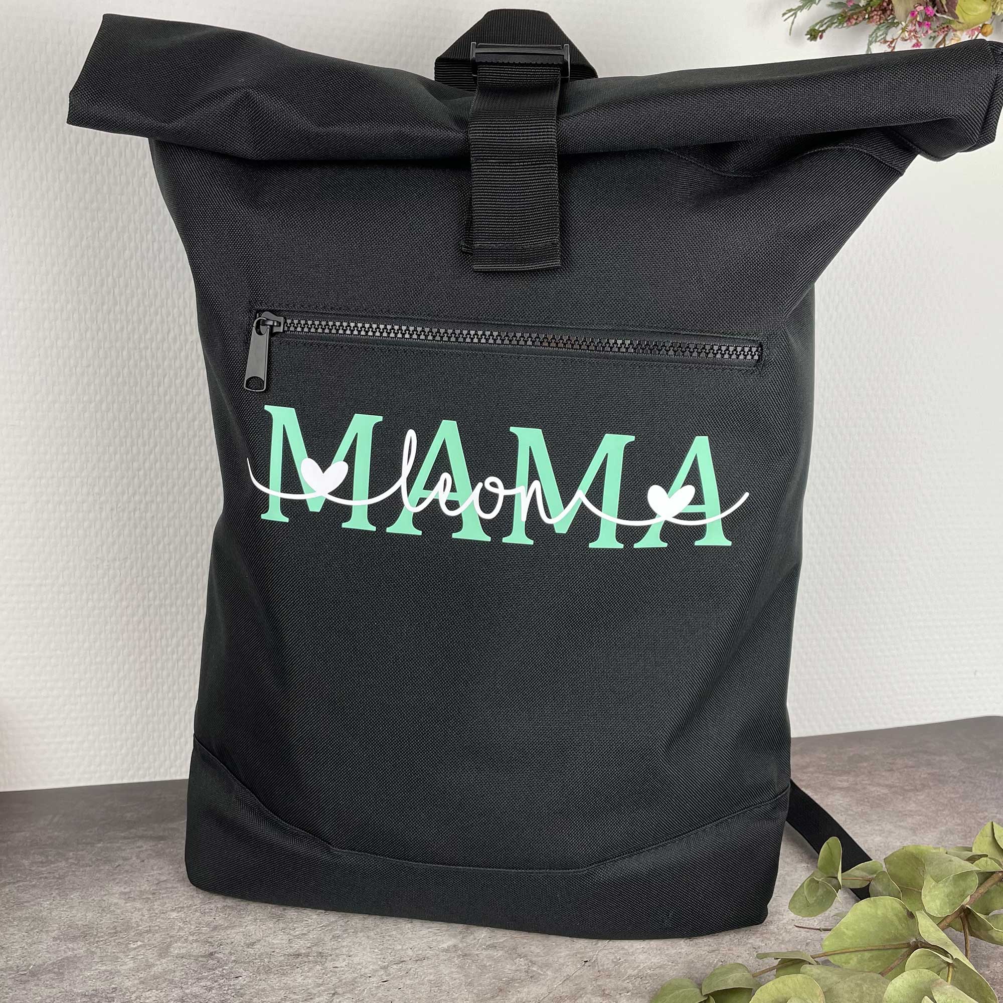 Wickelrucksack personalisiert für Mütter – schwarzer Rucksack mit MAMA in Mint und Herzlinie