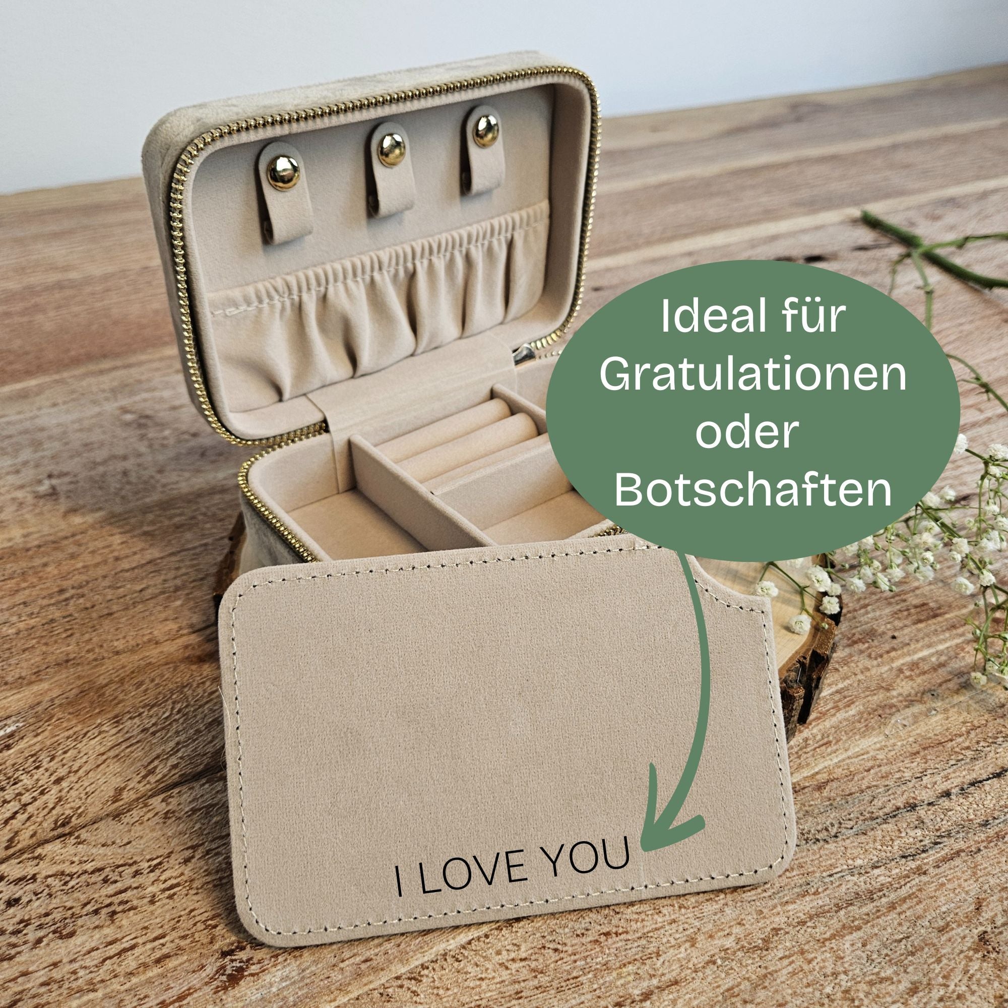 Samt-Schmuckkästchen mit Aufdruck „I LOVE YOU“ auf der Innenseite – romantische Geschenkidee für Freundin oder Frau.