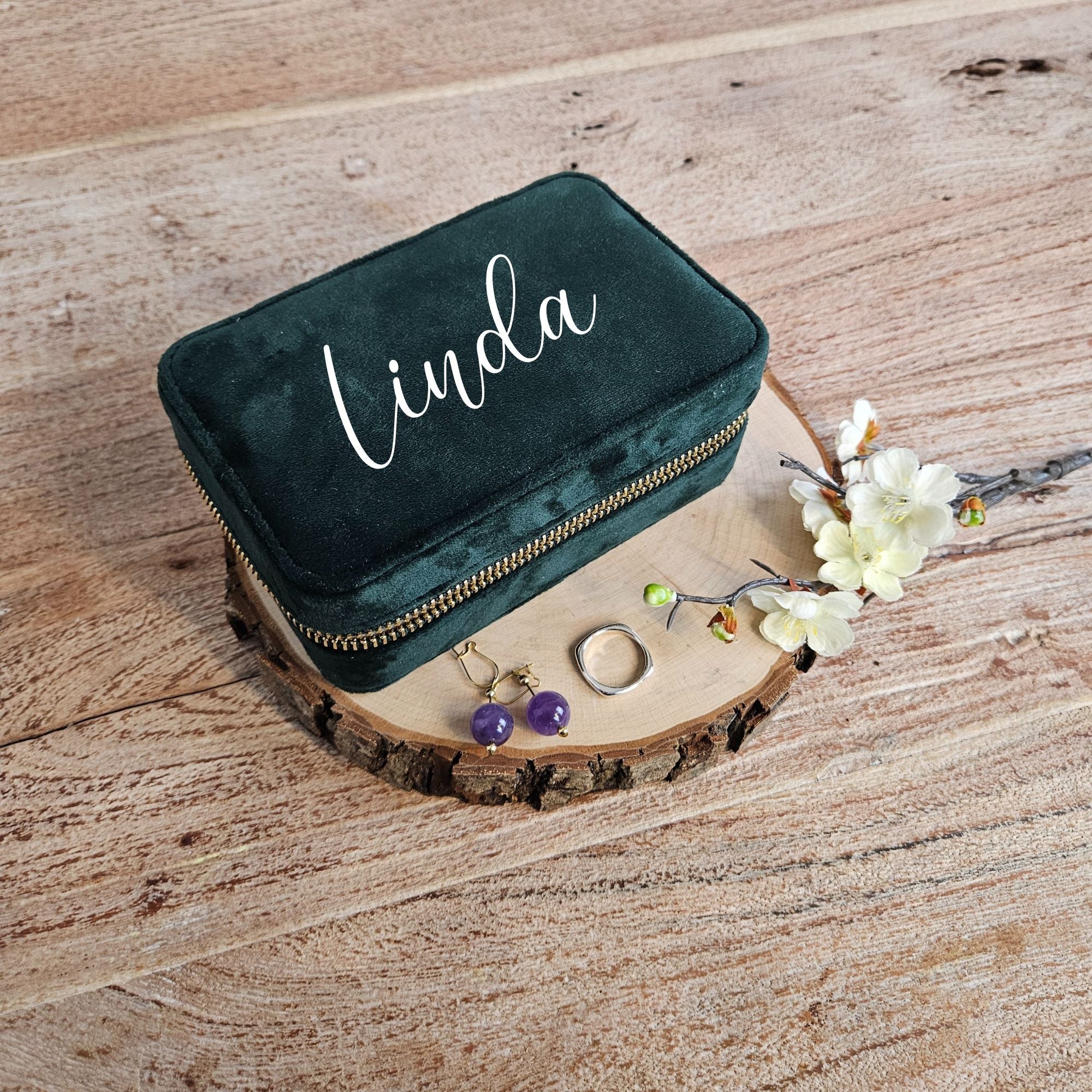 Edles Schmuckkästchen aus Samt in Smaragdgrün mit personalisiertem Namen – stilvolles Geburtstagsgeschenk für Frauen.
