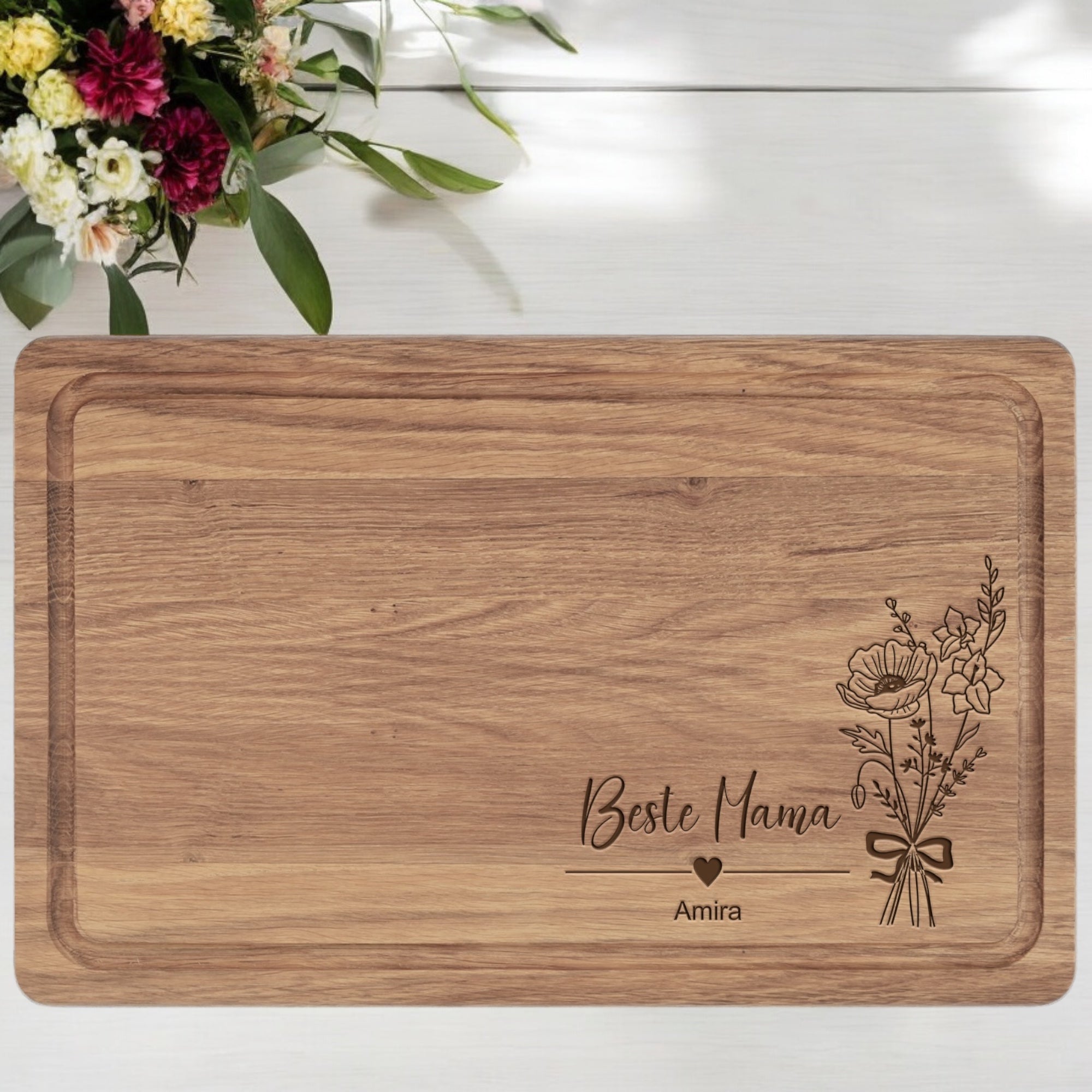 Personalisiertes Eichen-Schneidebrett mit Gravur „Beste Mama“ und Kindernamen, dekoriert mit frischen Blumen