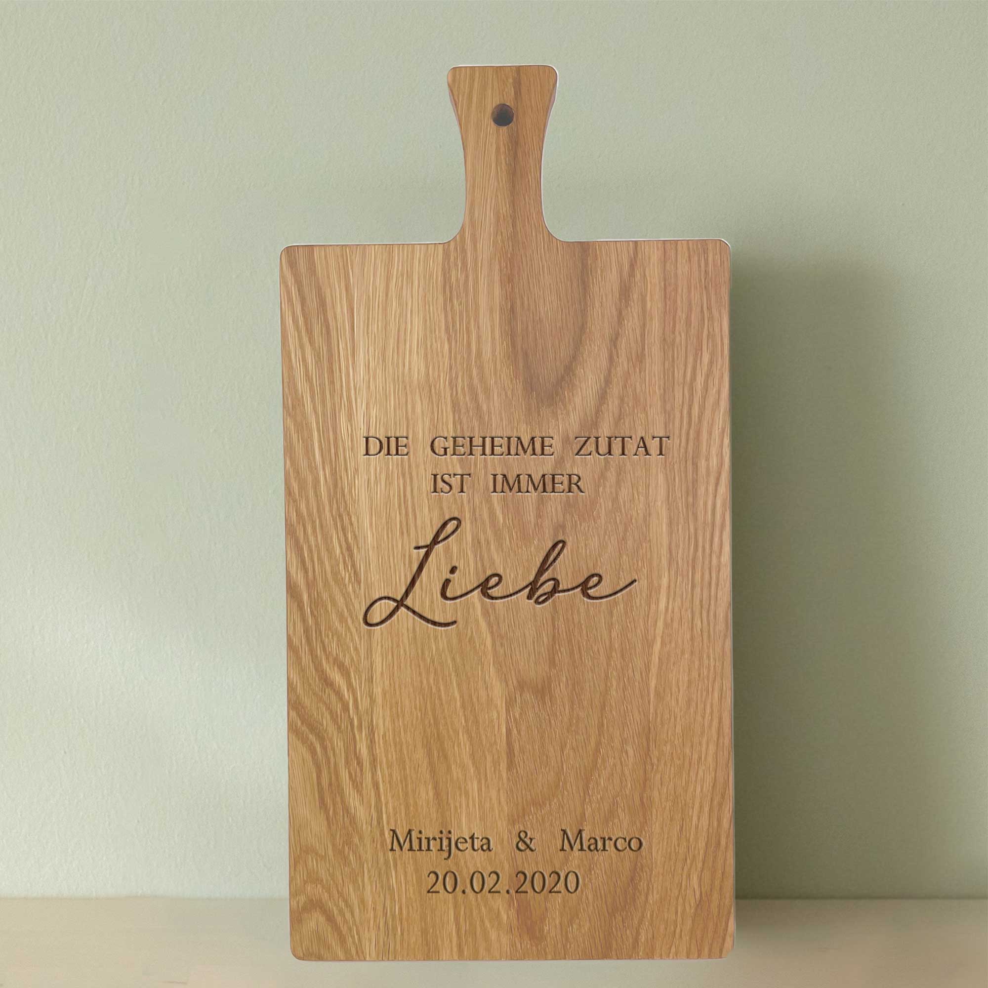 Dekoratives Schneidebrett mit Spruch und Namen – ideal als Geschenk zur Hochzeit oder zum Jahrestag