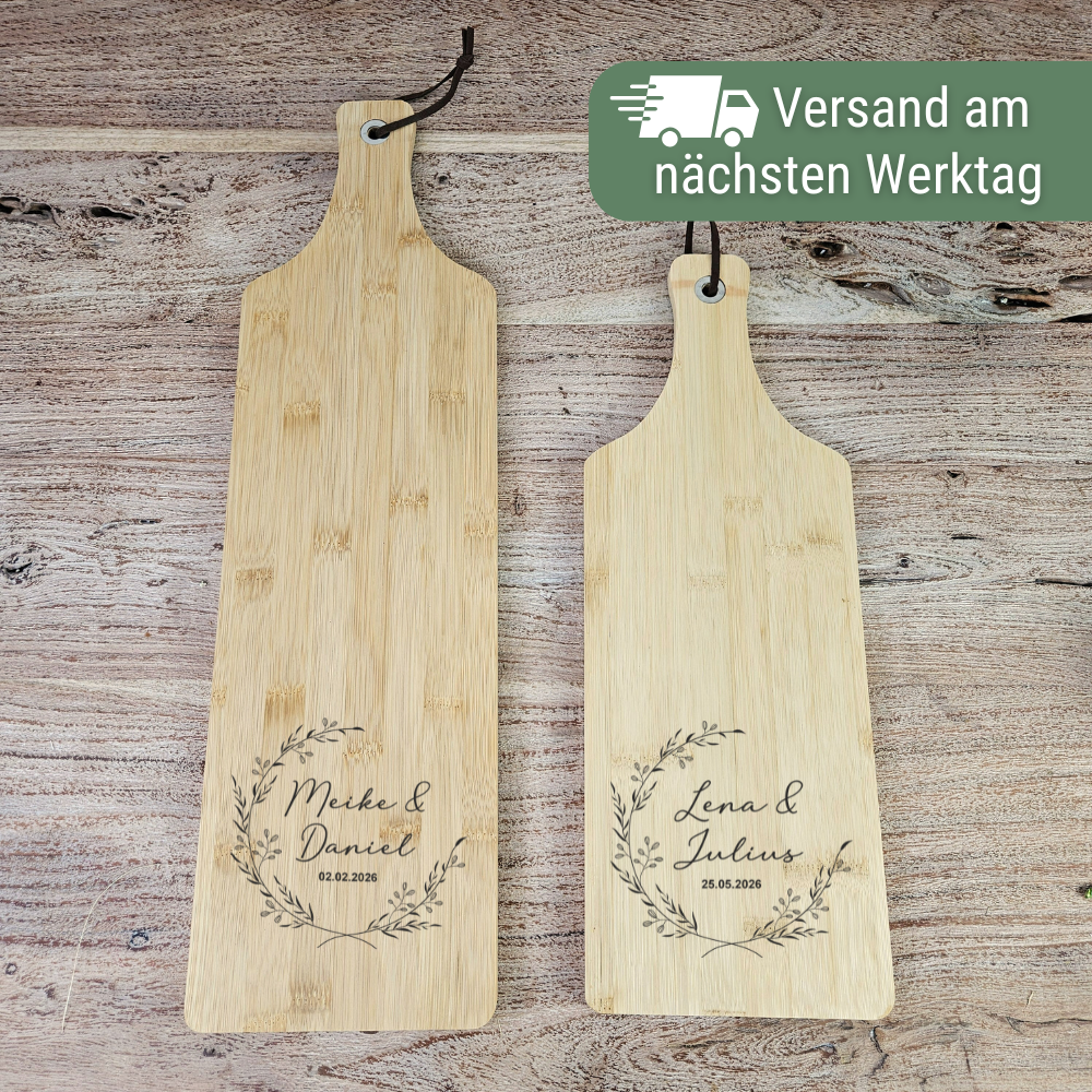 Zwei personalisierte Bambus Schneidebretter im Vergleich. Individuelle Hochzeitsgeschenke mit Gravur – Geschenkidee für Paare oder Jubiläum.