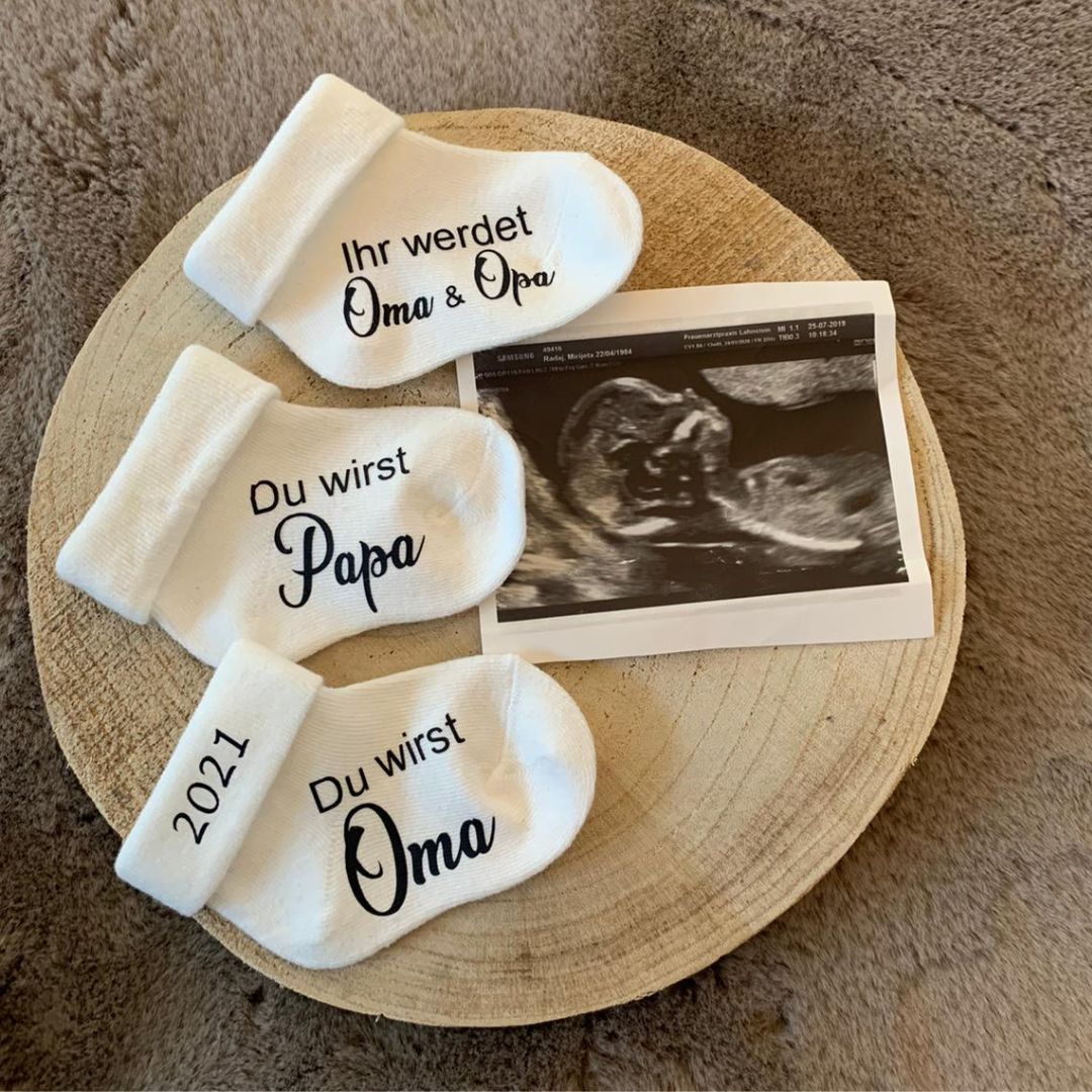 Babysocken zur Schwangerschaftsverkündung – Du wirst Papa / Oma / Tante – personalisiert mit Geschenkbox