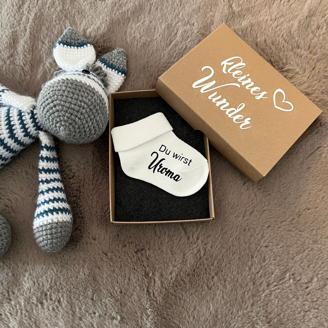 Babysocken zur Schwangerschaftsverkündung mit Herz und Aufdruck für Oma & Opa
