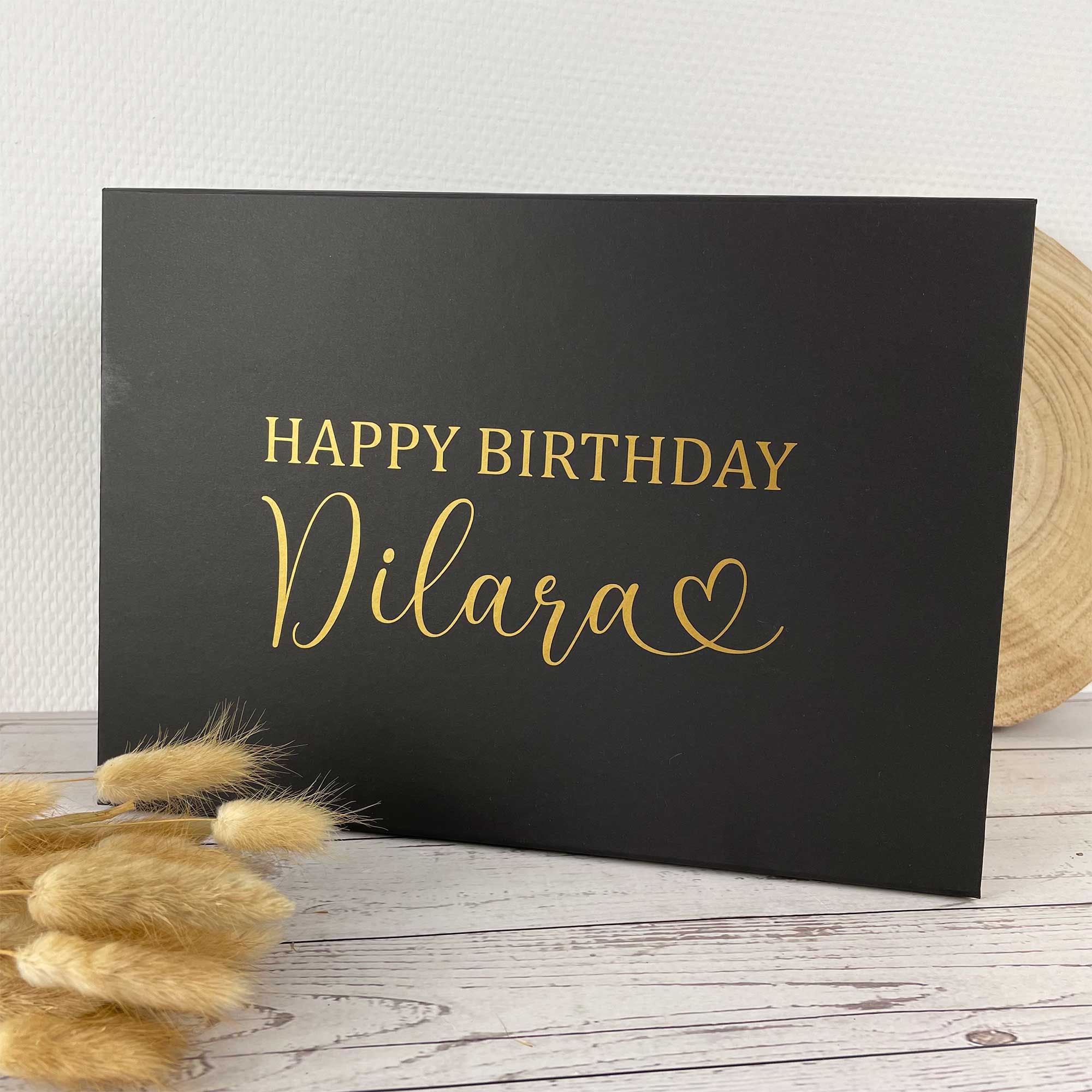 Geschenkbox in Schwarz mit goldener Aufschrift 'Happy Birthday Dilara' und Herz