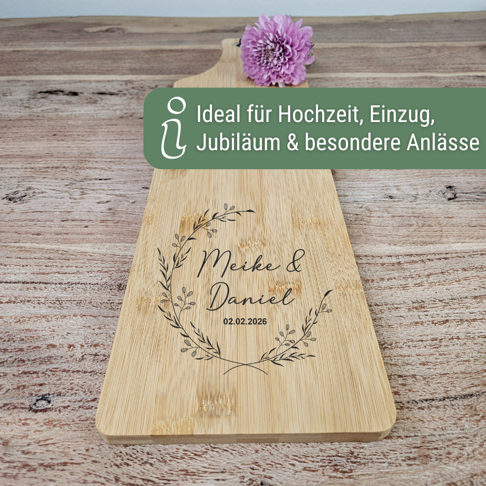 Breites Bambus Servierbrett personalisiert mit Gravur. Perfekt als Hochzeitsgeschenk personalisiert oder Geschenk für das Brautpaar zum Einzug.