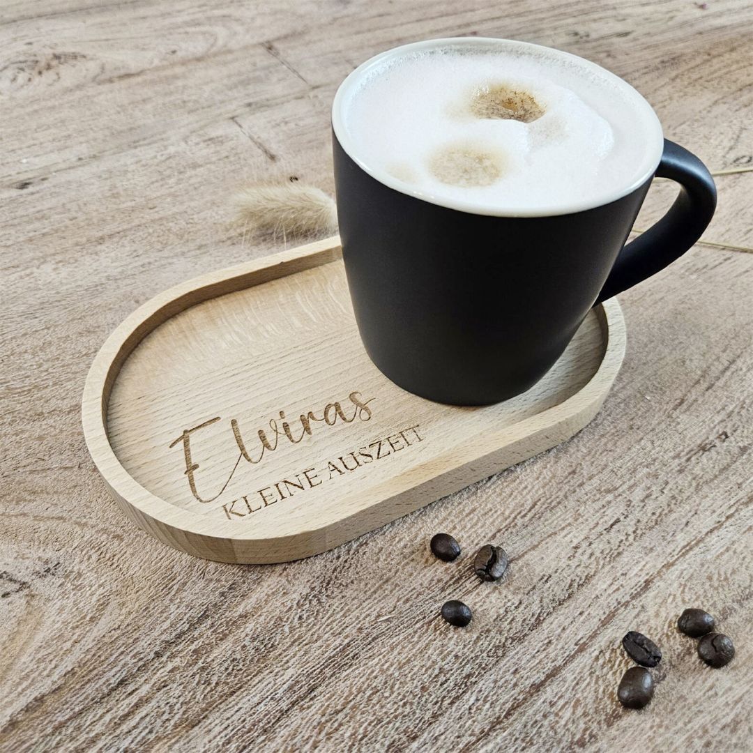 Personalisiertes Holztablett mit Gravur 'Elviras kleine Auszeit' und schwarzer Tasse Kaffee auf Holztisch