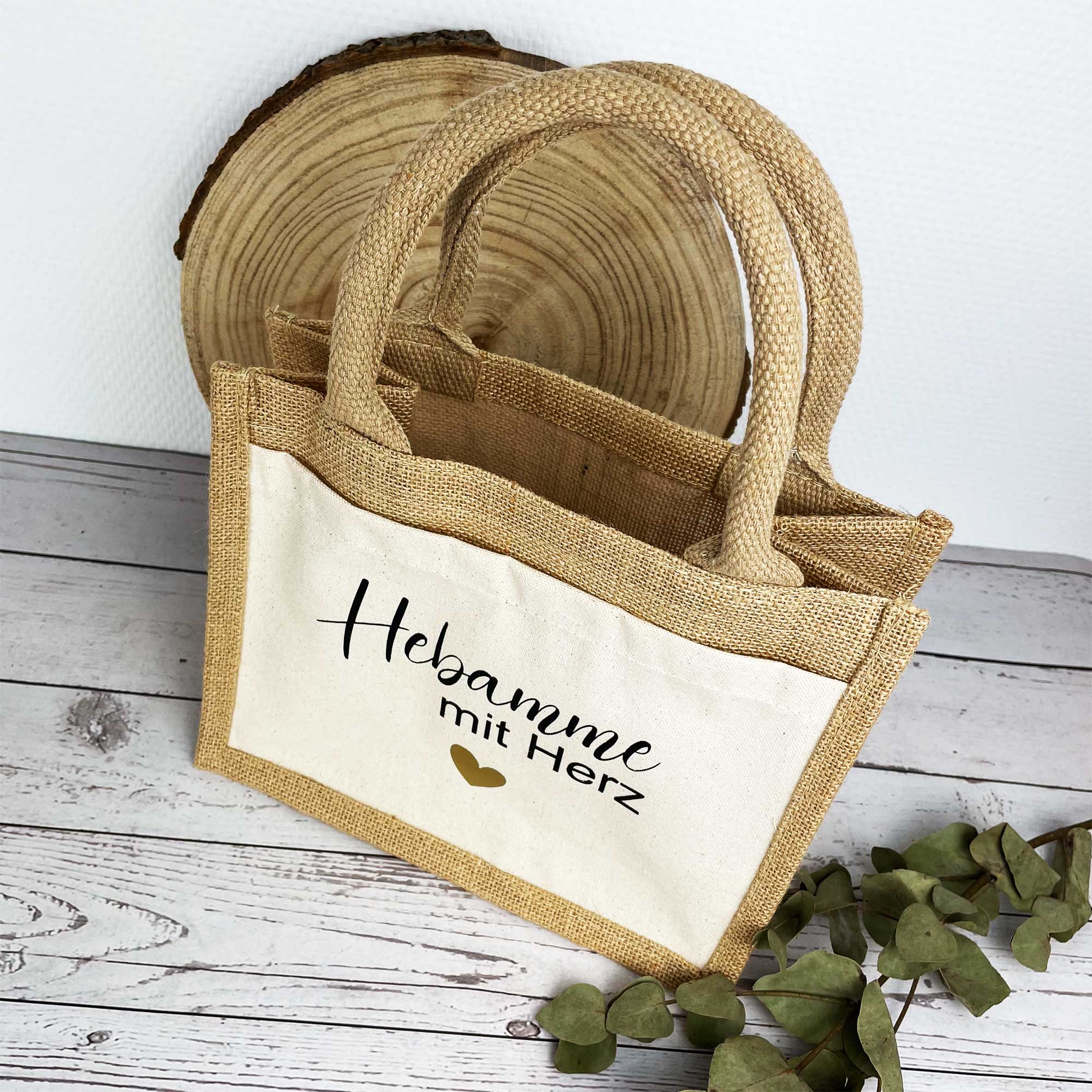 Tasche Hebamme mit Herz in Jute und Baumwolle von oben fotografiert – praktische Geschenkidee für Hebammen
