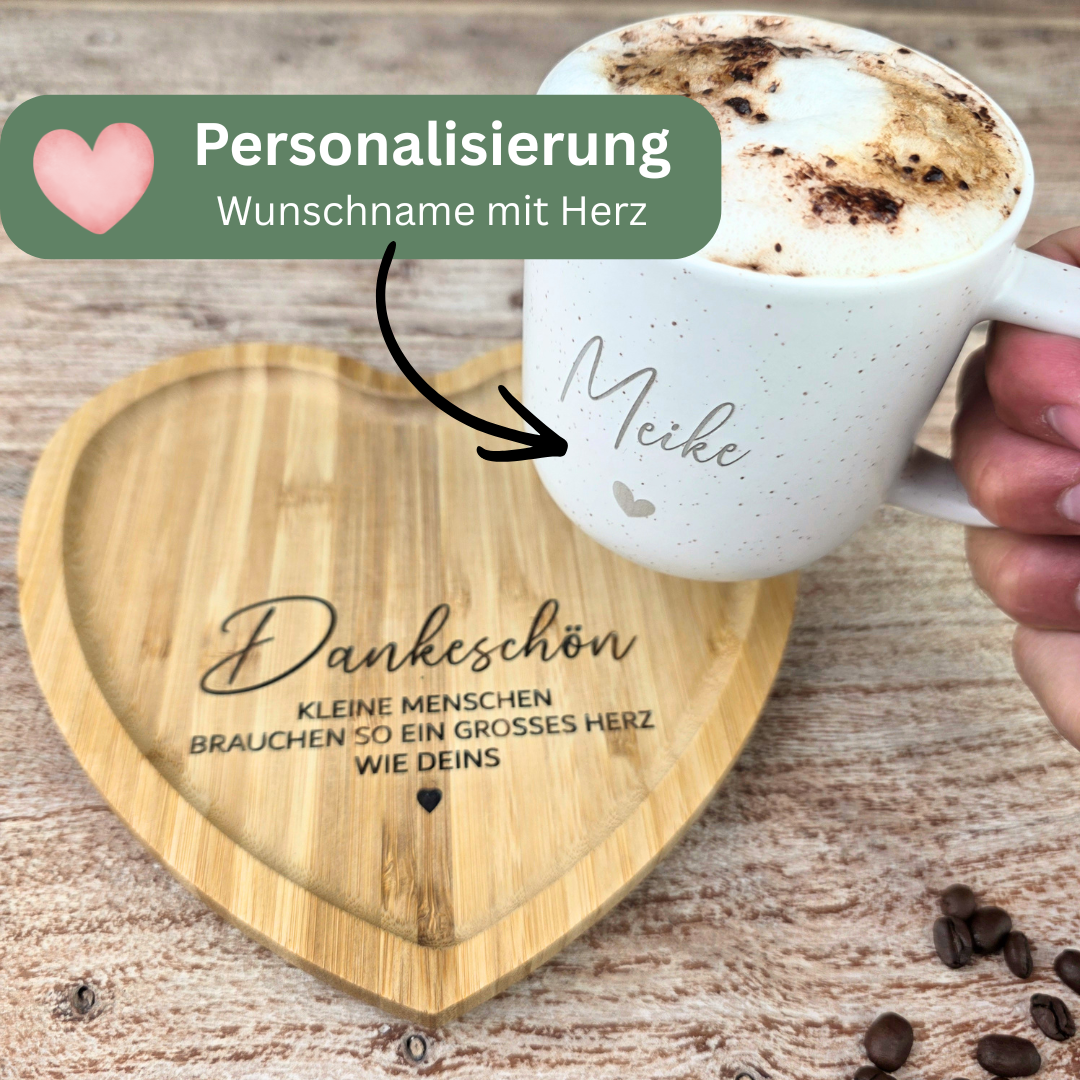 Abschiedsgeschenk Erzieherin – Personalisierte Tasse mit Namen & Herz-Tablett - KLEINE MENSCHEN BRAUCHEN SO EIN GROSSES HERZ WIE DEINS