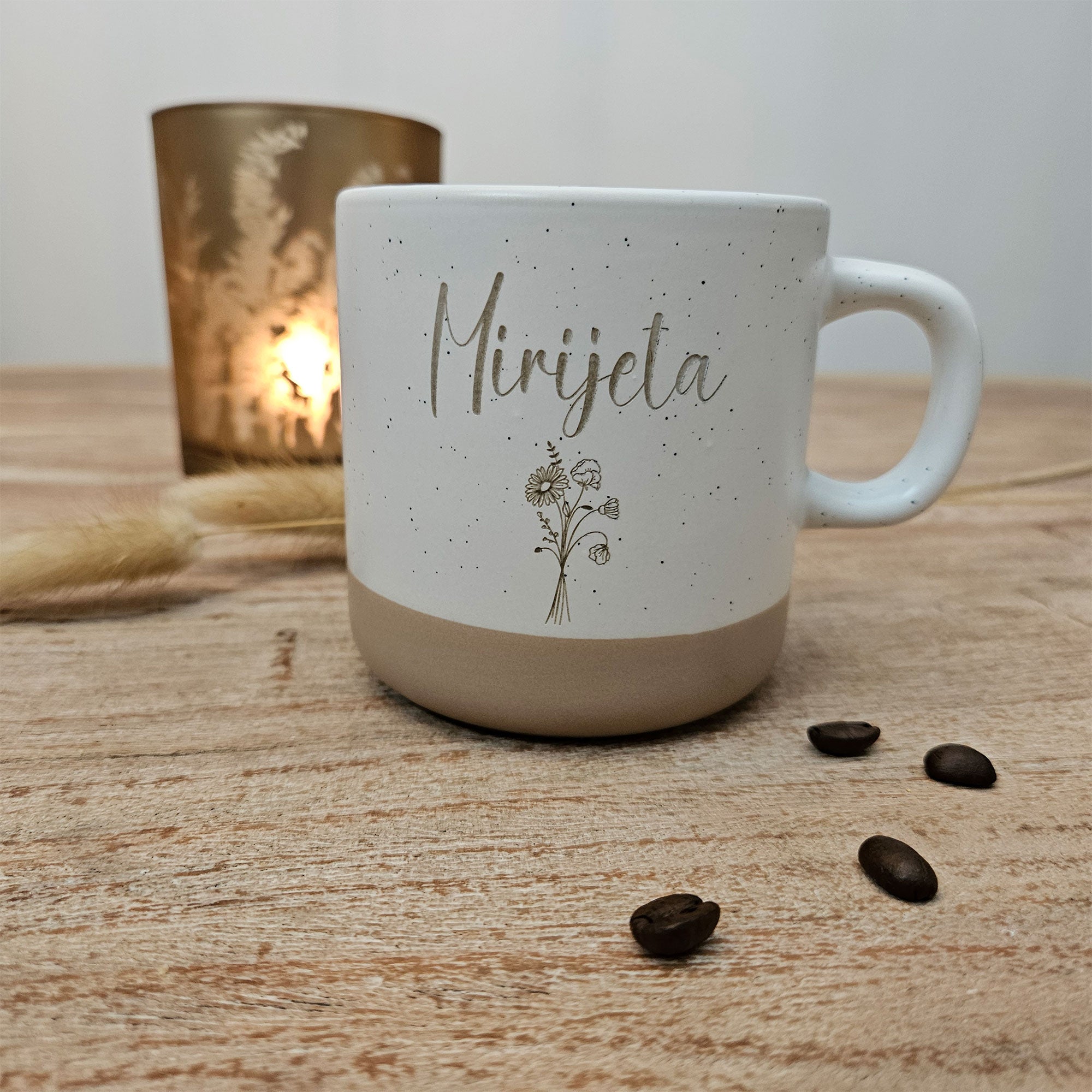Tasse mit Blumenmotiv – personalisierte Steingut-Tasse mit Name und Geburtsblume