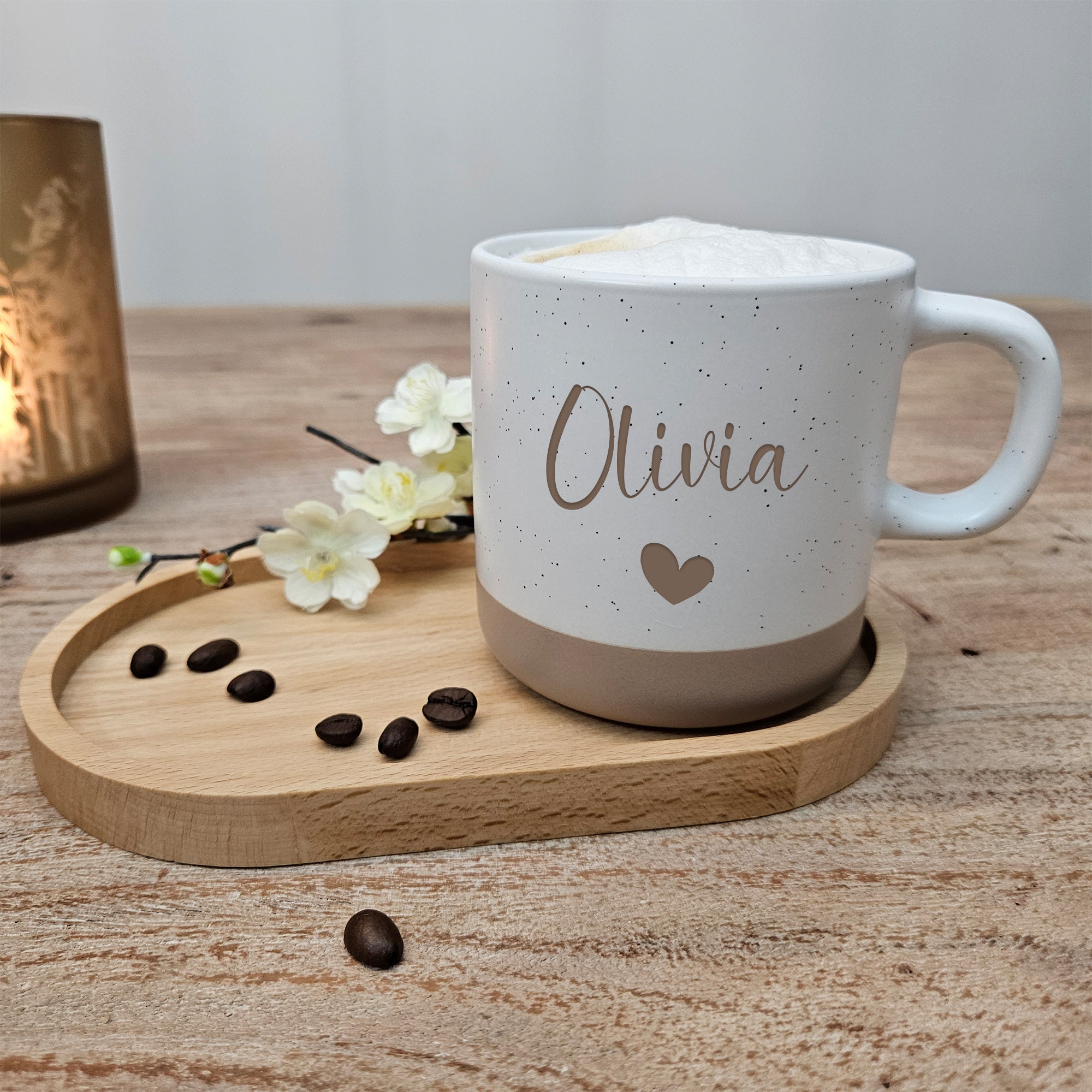 Steingut Tasse mit Name Olivia und Herzsymbol – minimalistisch und emotional zugleich.