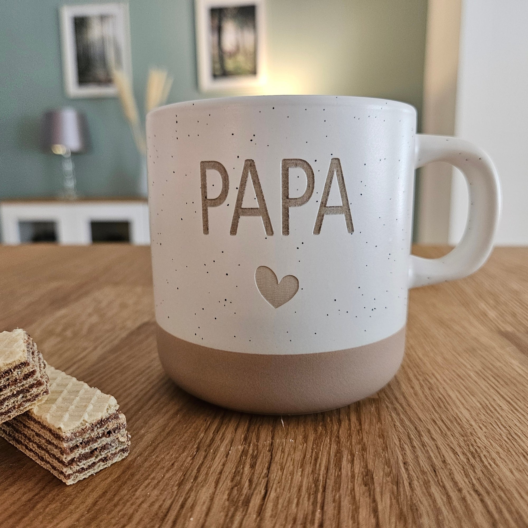 Gravierte Steingut Tasse mit PAPA Gravur und Herzsymbol auf Holztisch