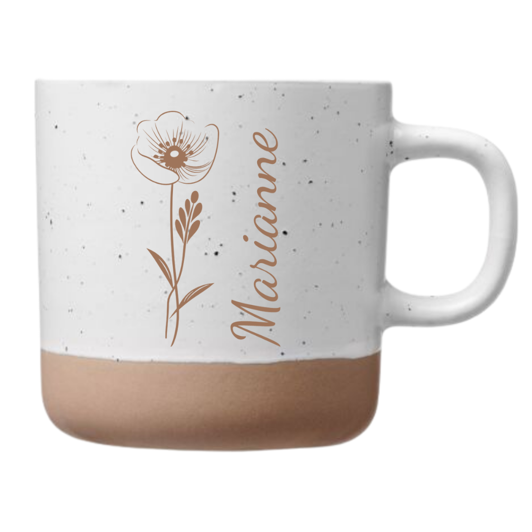 Personalisierte Steingut Tasse mit Namen in Hochkant und feiner Mohnblumen Gravur in Creme mit 360 ml Füllvolumen