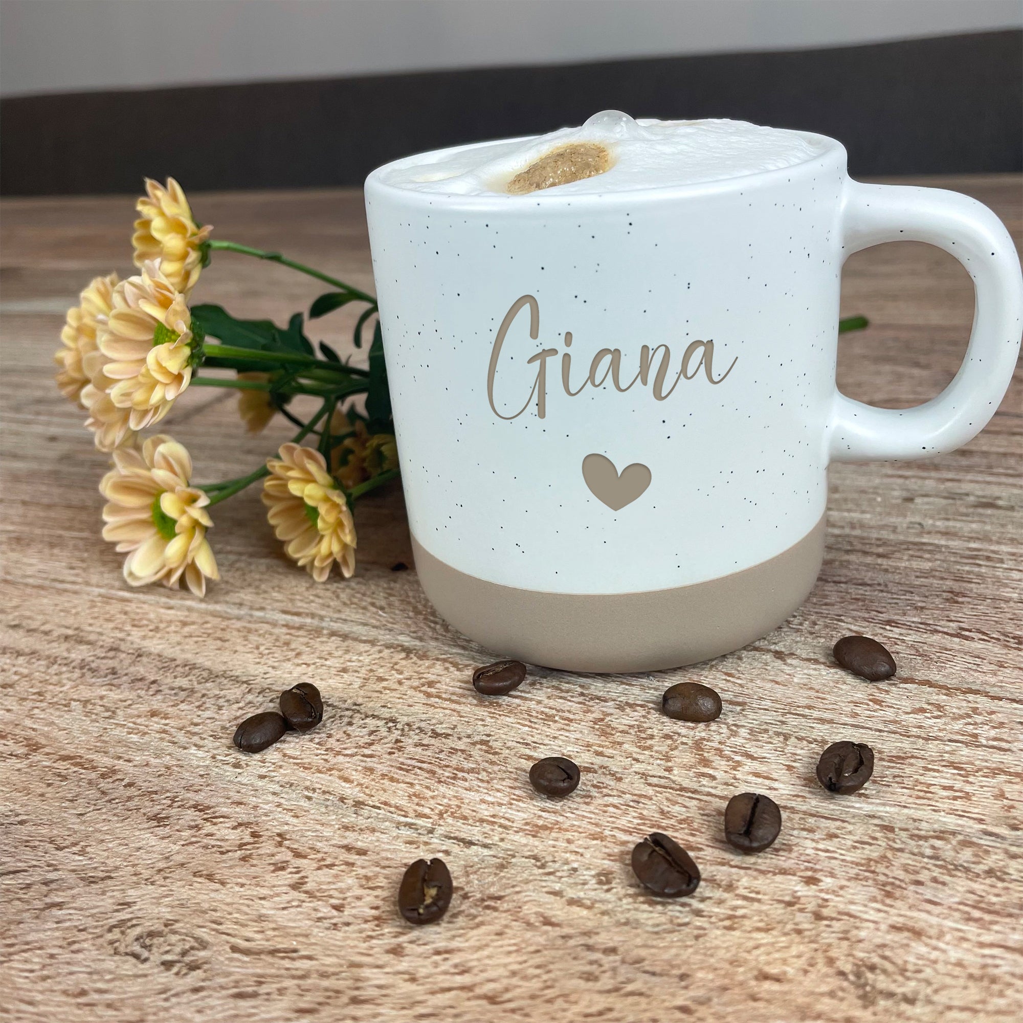 Keramiktasse mit Name Giana und Herz – stilvolles Design trifft auf persönliche Gravur.