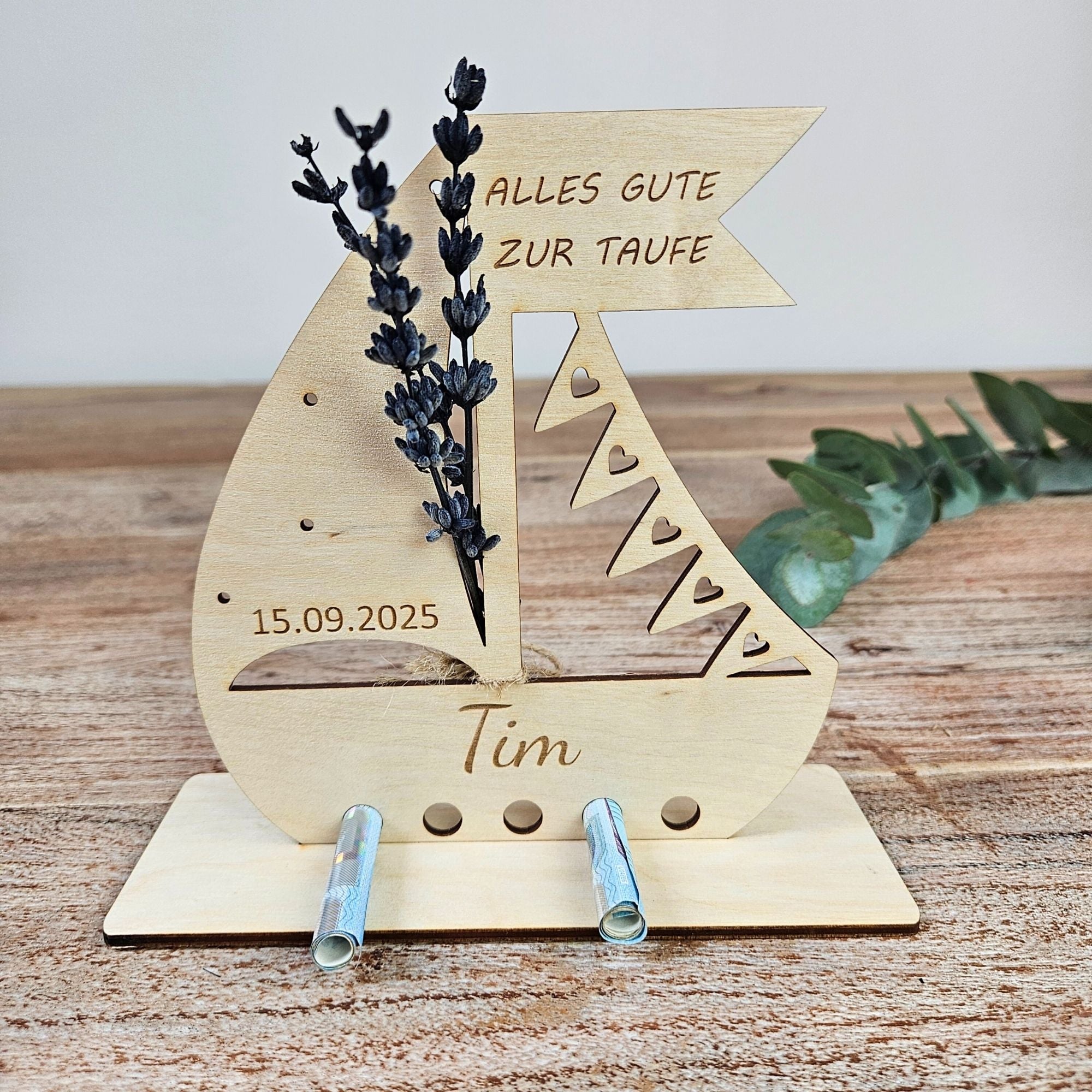Holzboot als Taufgeschenk mit Gravur „Alles Gute zur Taufe“, Trockenblumen und Platz für Geldscheine