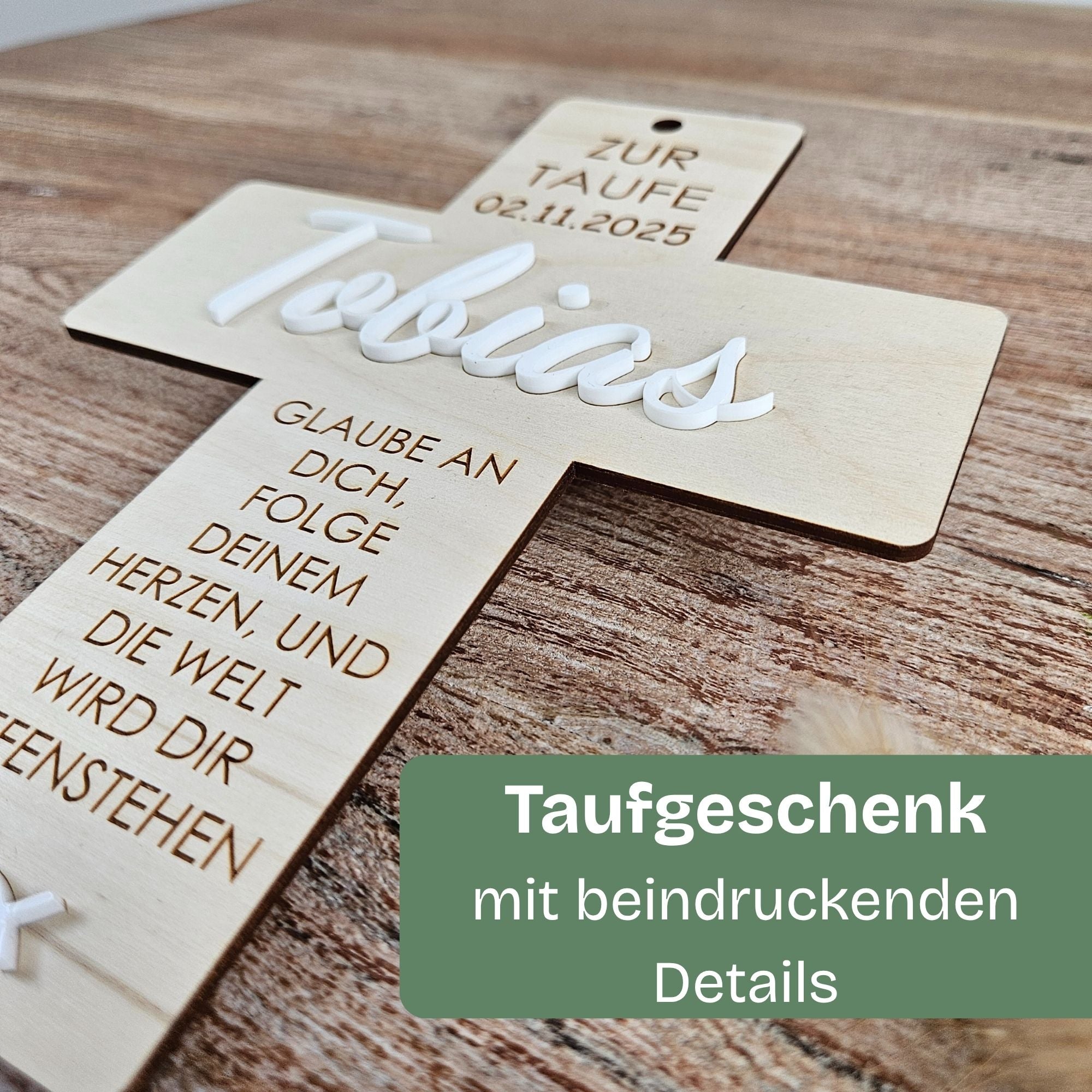 Nahaufnahme des Taufkreuzes mit 3D-Name und fein graviertem Taufspruch