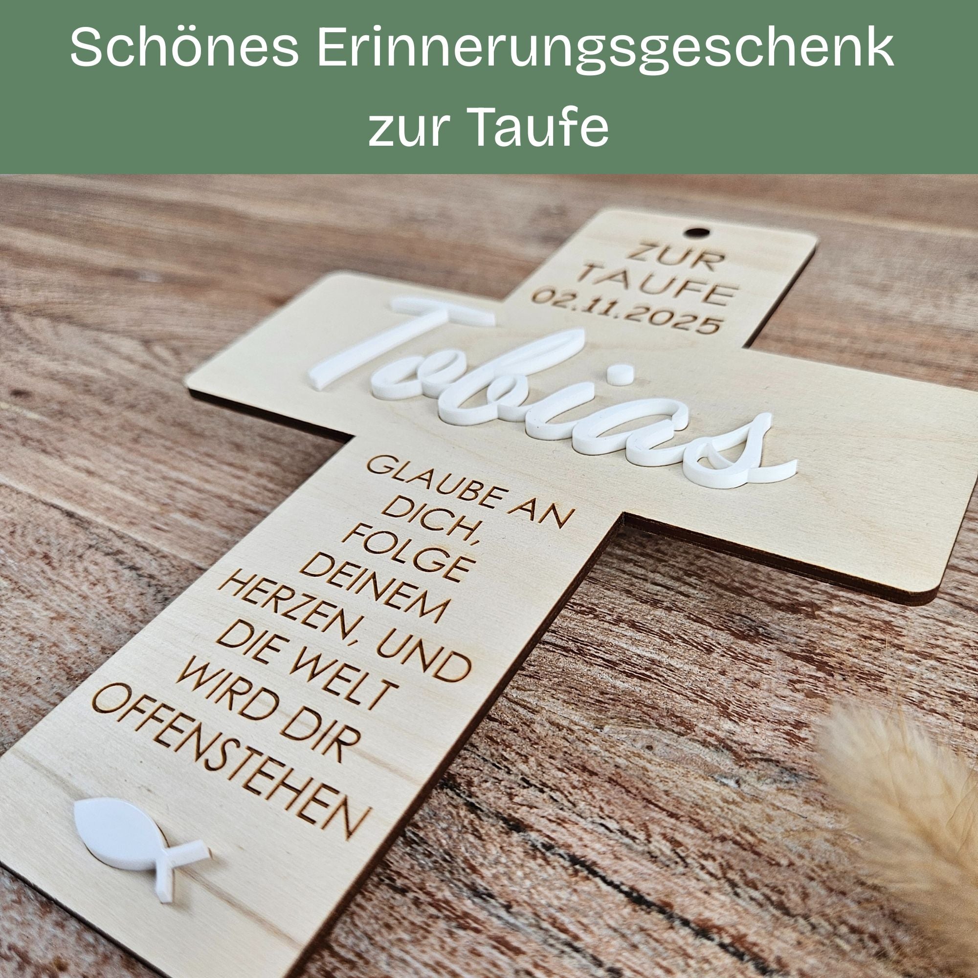 Close-Up des personalisierten Taufkreuzes mit 3D-Name und 3D-Fisch