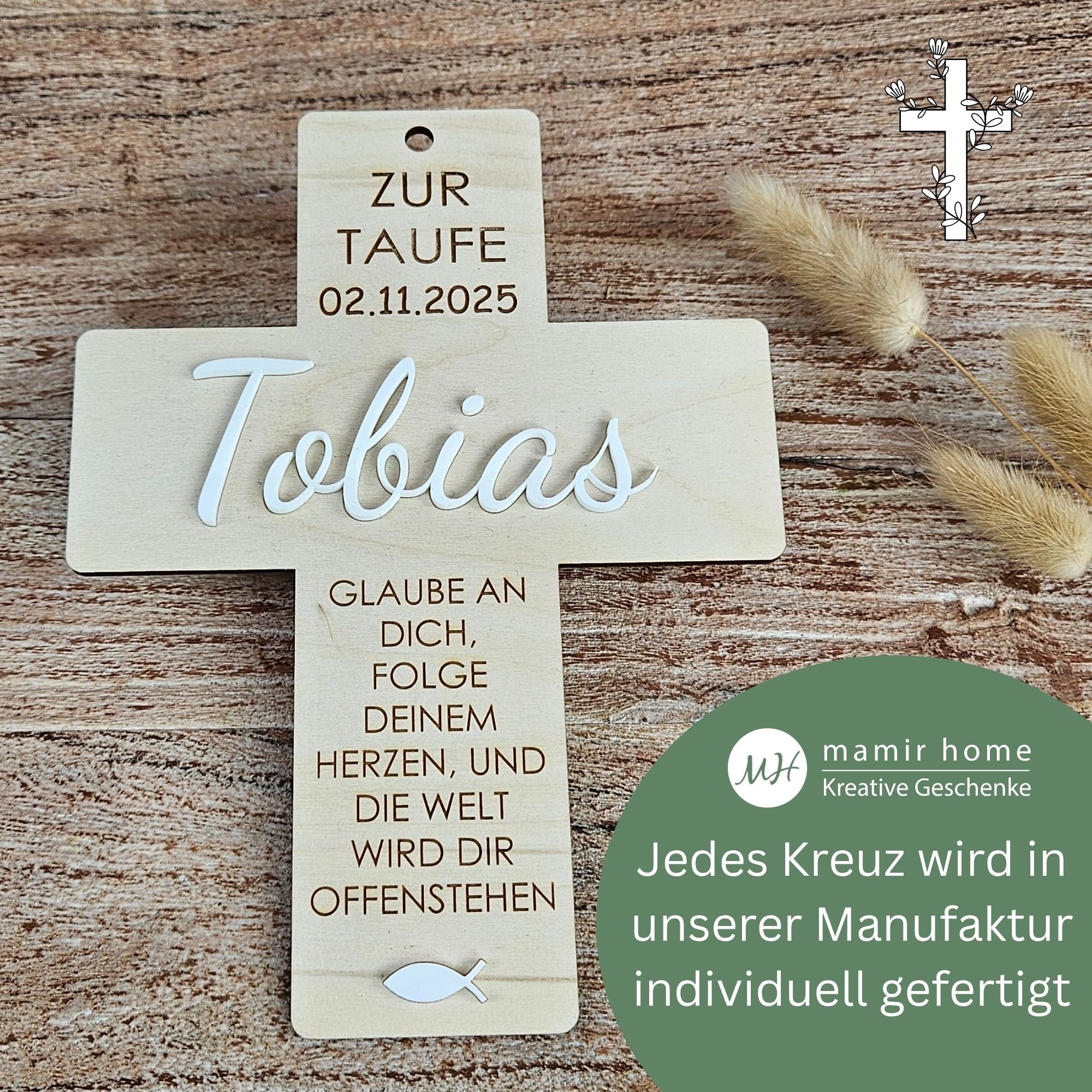 Frontalansicht personalisiertes Holzkreuz mit Name, Datum und Taufspruch