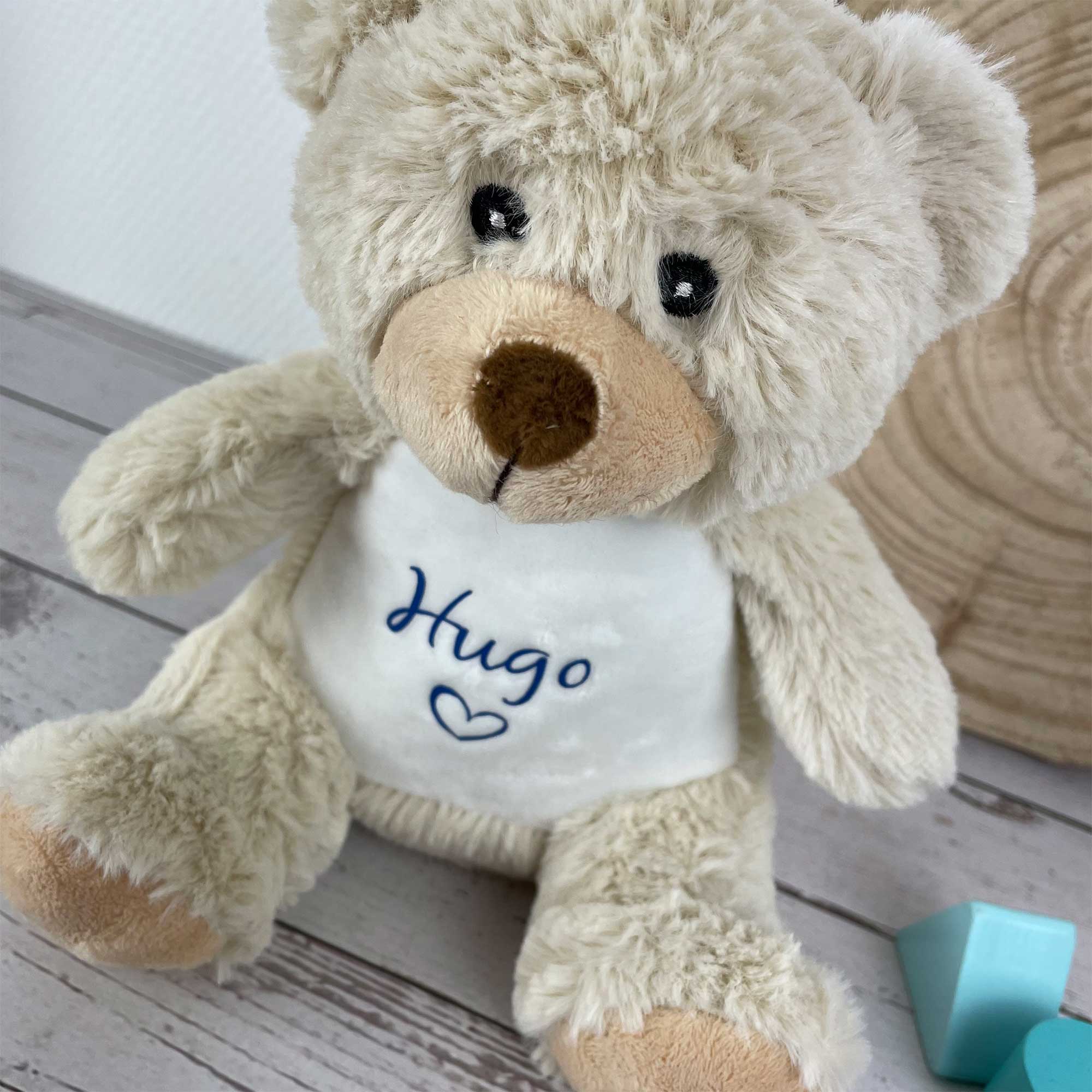 Detailbild personalisierter Teddybär mit Name Hugo – Kuscheltier zur Geburt