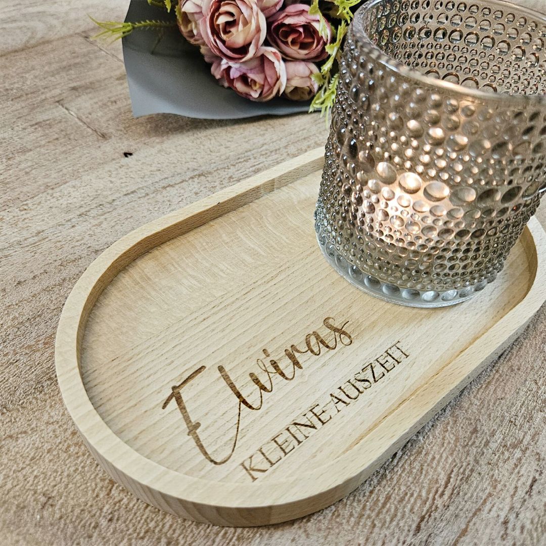 Graviertes Tablett mit Name und dem Text 'kleine Auszeit' dekoriert mit Kerze und Blumen
