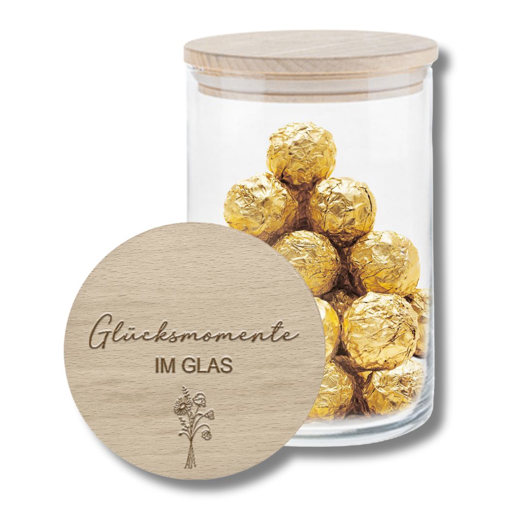 Vorratsglas mit Gravur ‚Glücksmomente im Glas‘, befüllt mit goldenen Pralinen