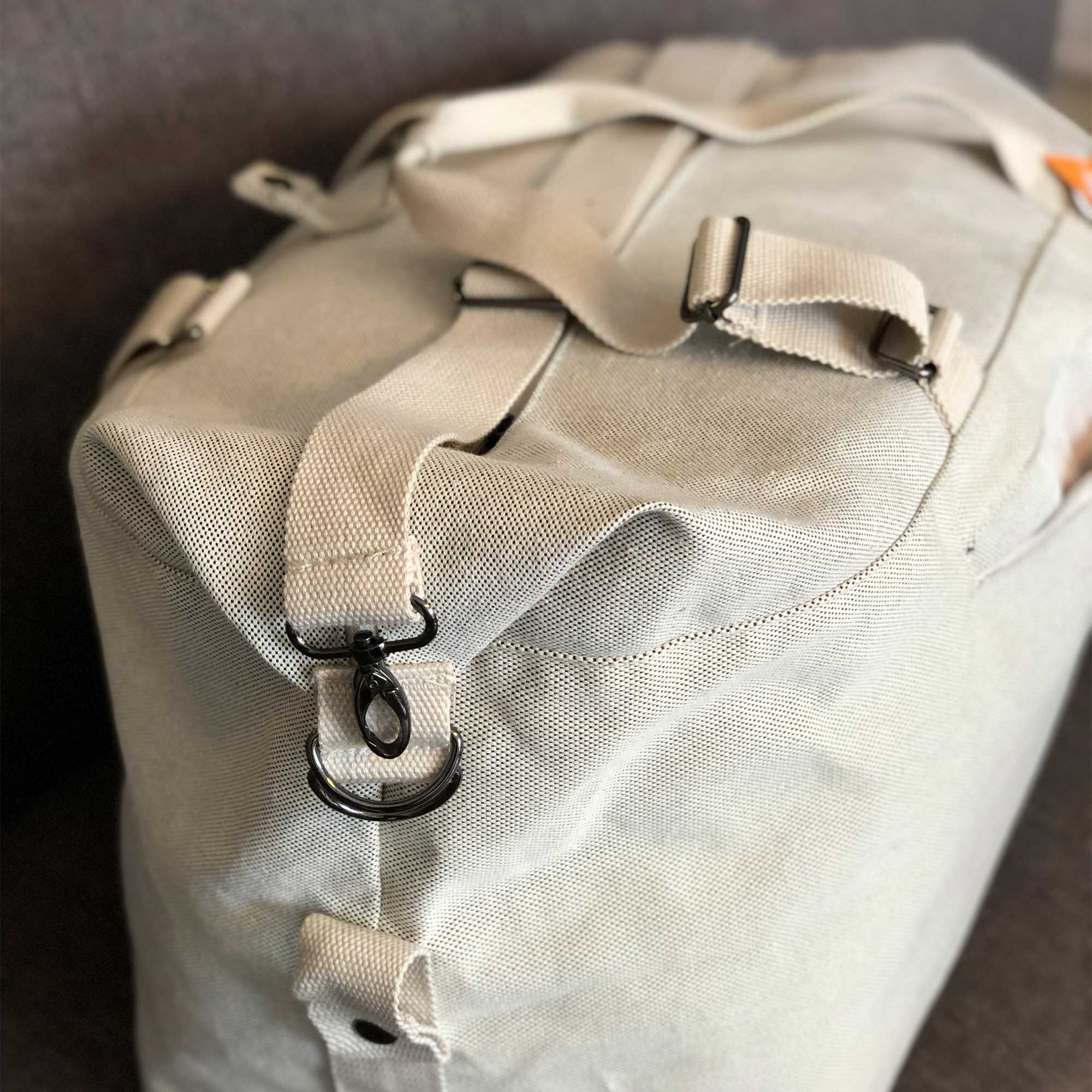 Seitliche Ansicht der Reisetasche mit Umhängegurt und Metallelementen