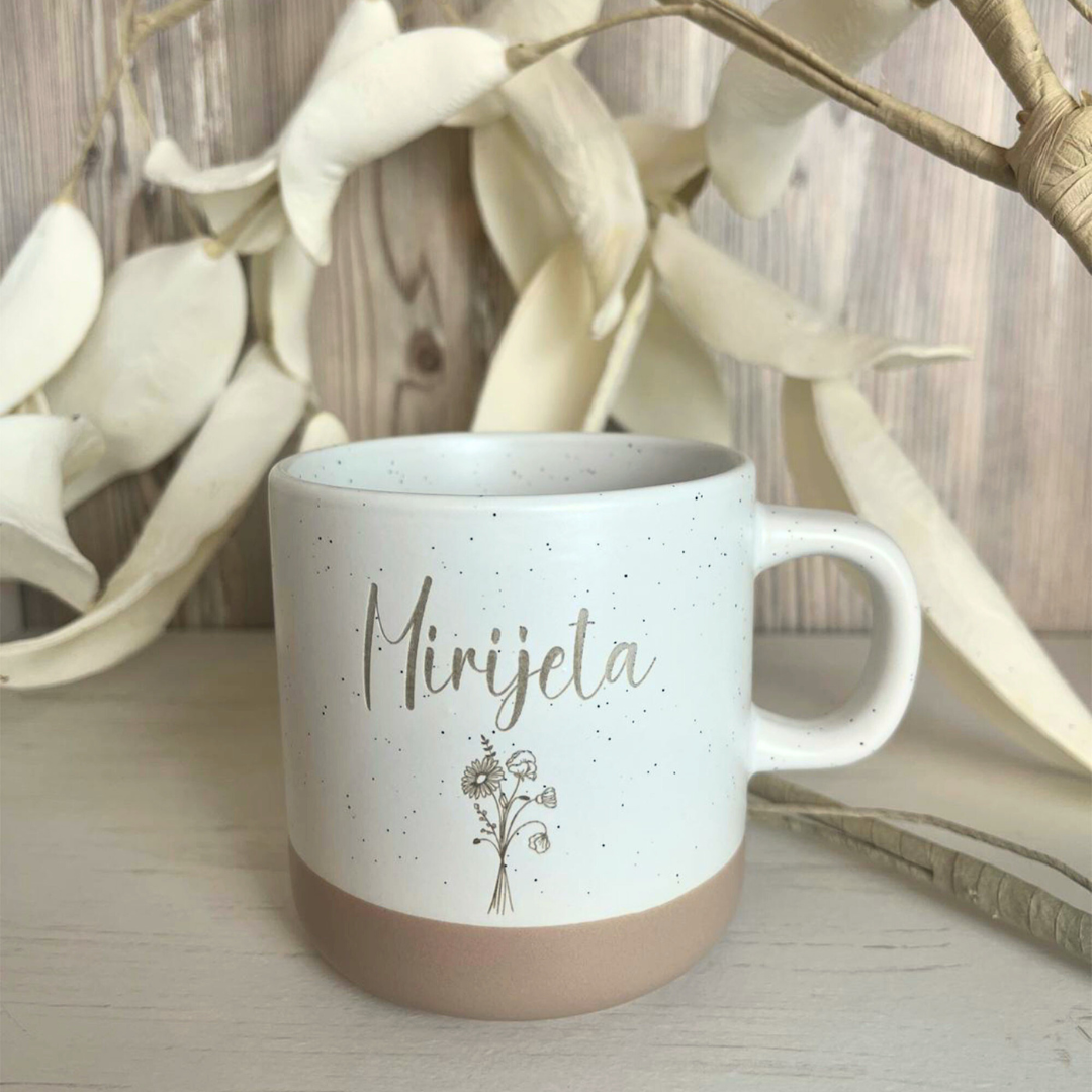 Weihnachtsgeschenke Frauen – personalisierte Steingut-Tasse mit Name und Geburtsblume