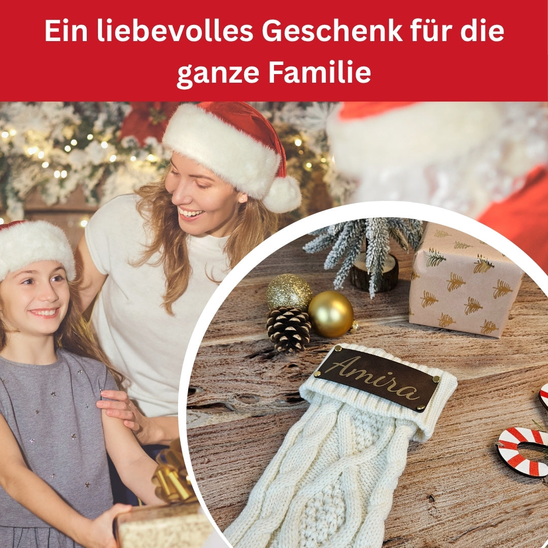 Mutter und Tochter mit Weihnachtsmütze beim Schenken, daneben cremefarbene Nikolaussocke mit Lederpatch