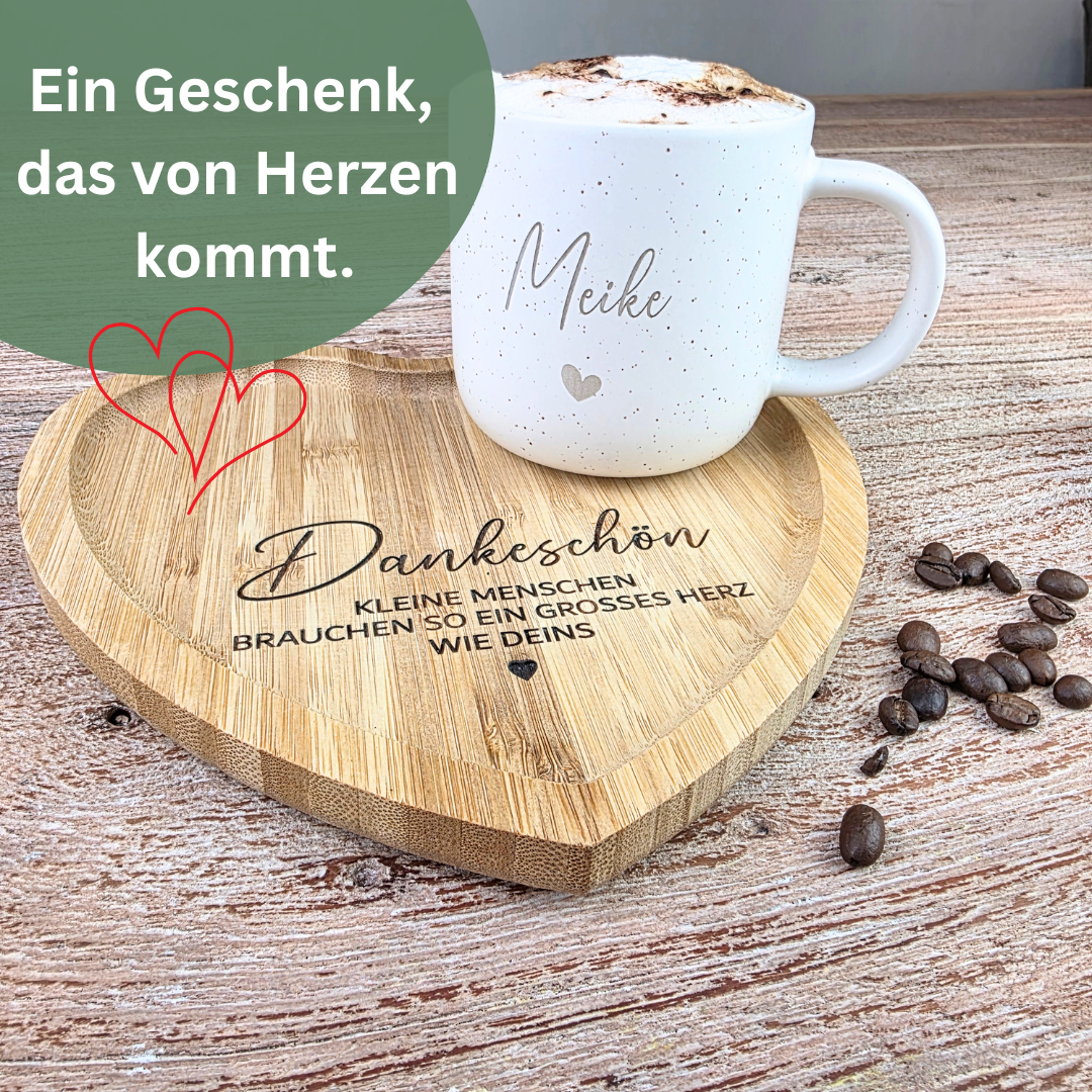 Abschiedsgeschenk Erzieherin – Personalisierte Tasse mit Namen & Herz-Tablett - KLEINE MENSCHEN BRAUCHEN SO EIN GROSSES HERZ WIE DEINS