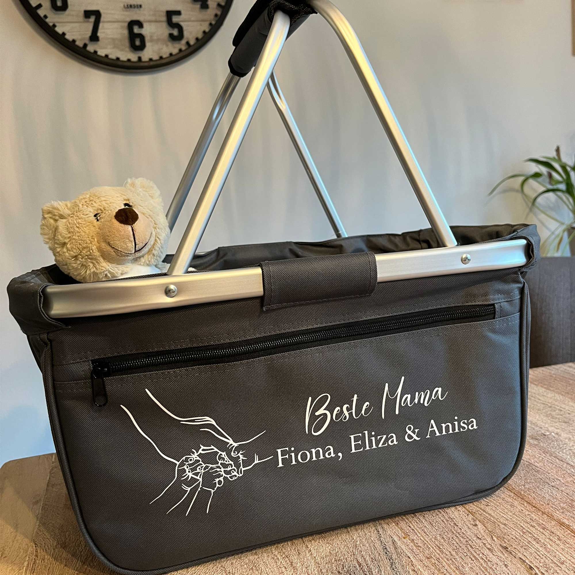 "Einkaufskorb für Mama mit Kindernamen – mit Plüschtier dekoriert auf dem Tisch"