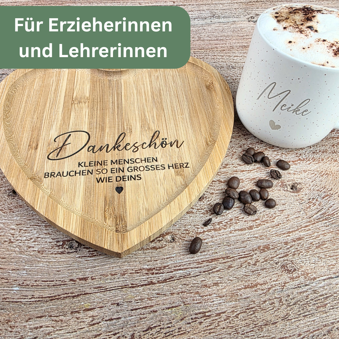 Abschiedsgeschenk Erzieherin – Personalisierte Tasse mit Namen & Herz-Tablett - KLEINE MENSCHEN BRAUCHEN SO EIN GROSSES HERZ WIE DEINS
