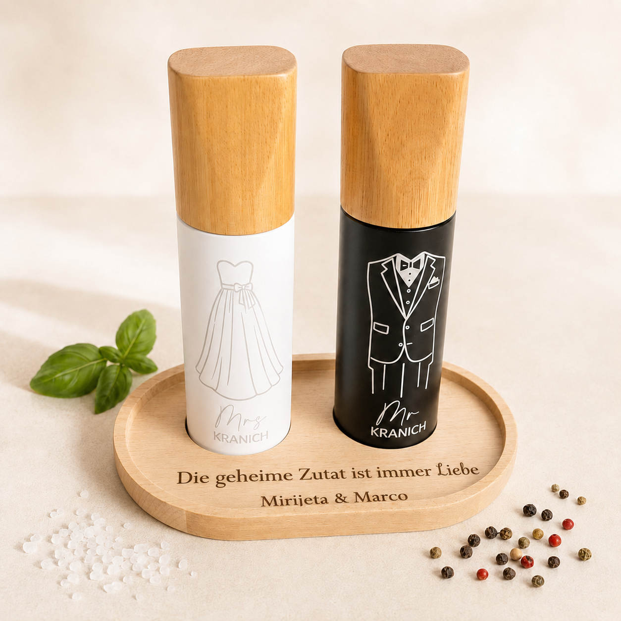 Weiße Magnet-Geschenkbox mit Schleife, goldener Aufschrift Mrs & Mr und Eheringen für ein fertig verpacktes Hochzeitsgeschenk.