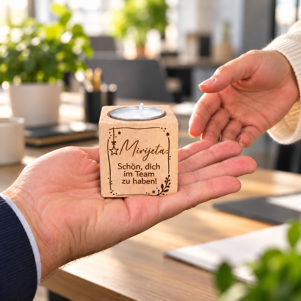 Teelichthalter mit Namen aus Holz – personalisiertes Teamgeschenk
