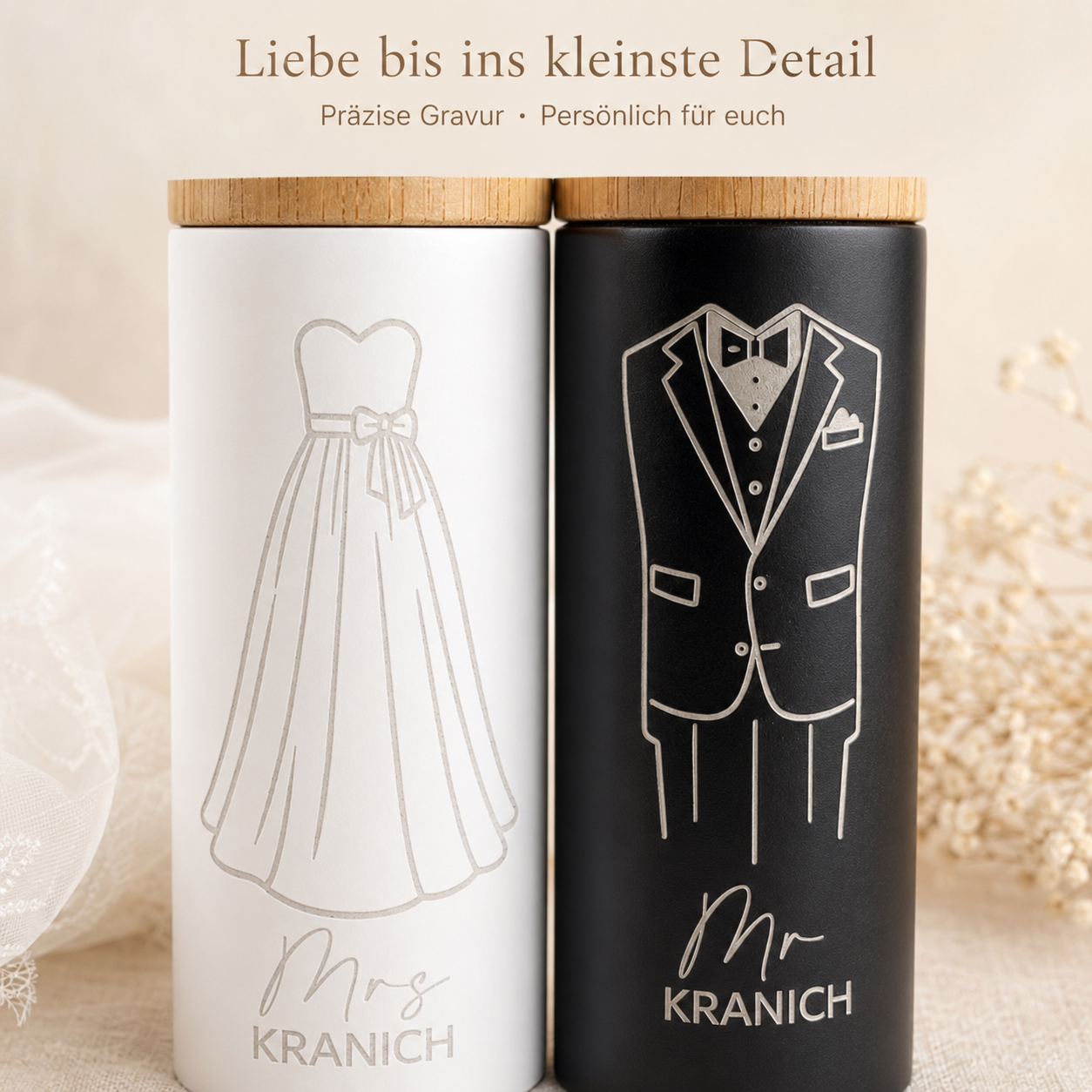 Detailaufnahme der personalisierten Salz- und Pfeffermühlen mit graviertem Brautkleid, Anzug, Mrs und Mr sowie gemeinsamem Nachnamen.