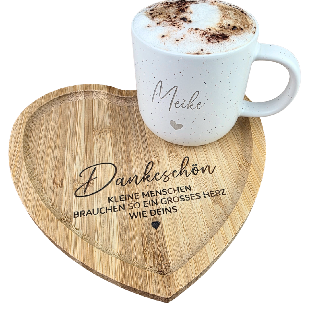 Abschiedsgeschenk Erzieherin – Personalisierte Tasse mit Namen & Herz-Tablett - KLEINE MENSCHEN BRAUCHEN SO EIN GROSSES HERZ WIE DEINS