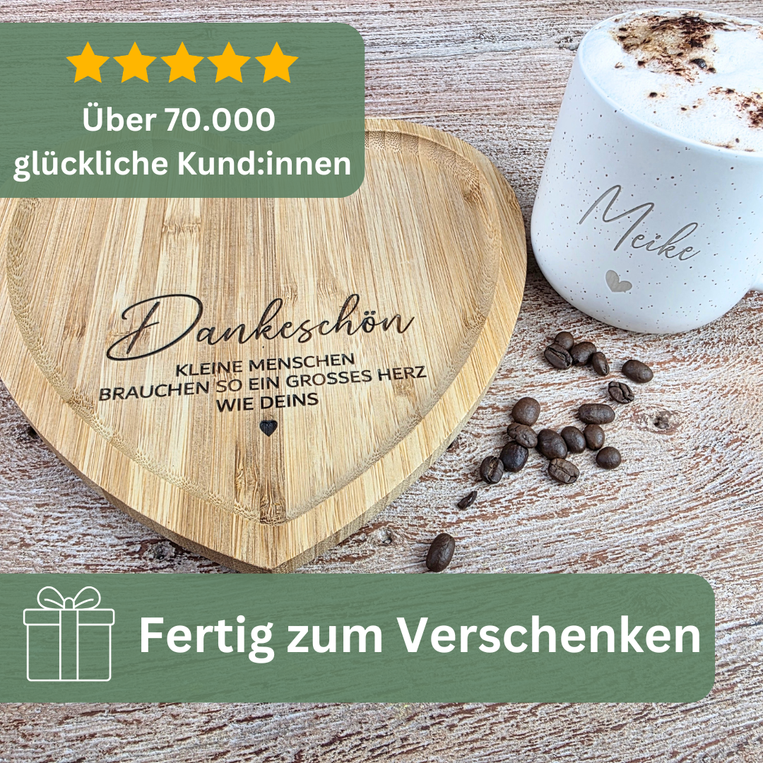 Abschiedsgeschenk Erzieherin – Personalisierte Tasse mit Namen & Herz-Tablett - KLEINE MENSCHEN BRAUCHEN SO EIN GROSSES HERZ WIE DEINS