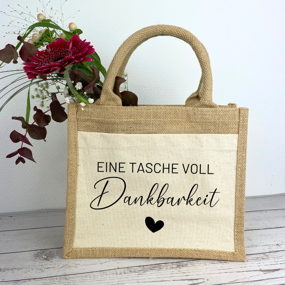 Jutetasche als Dankeschön Geschenk mit schwarzem Schriftzug Eine Tasche voll Dankbarkeit, Baumwoll-Vorderfach und stabilen Tragegriffen.