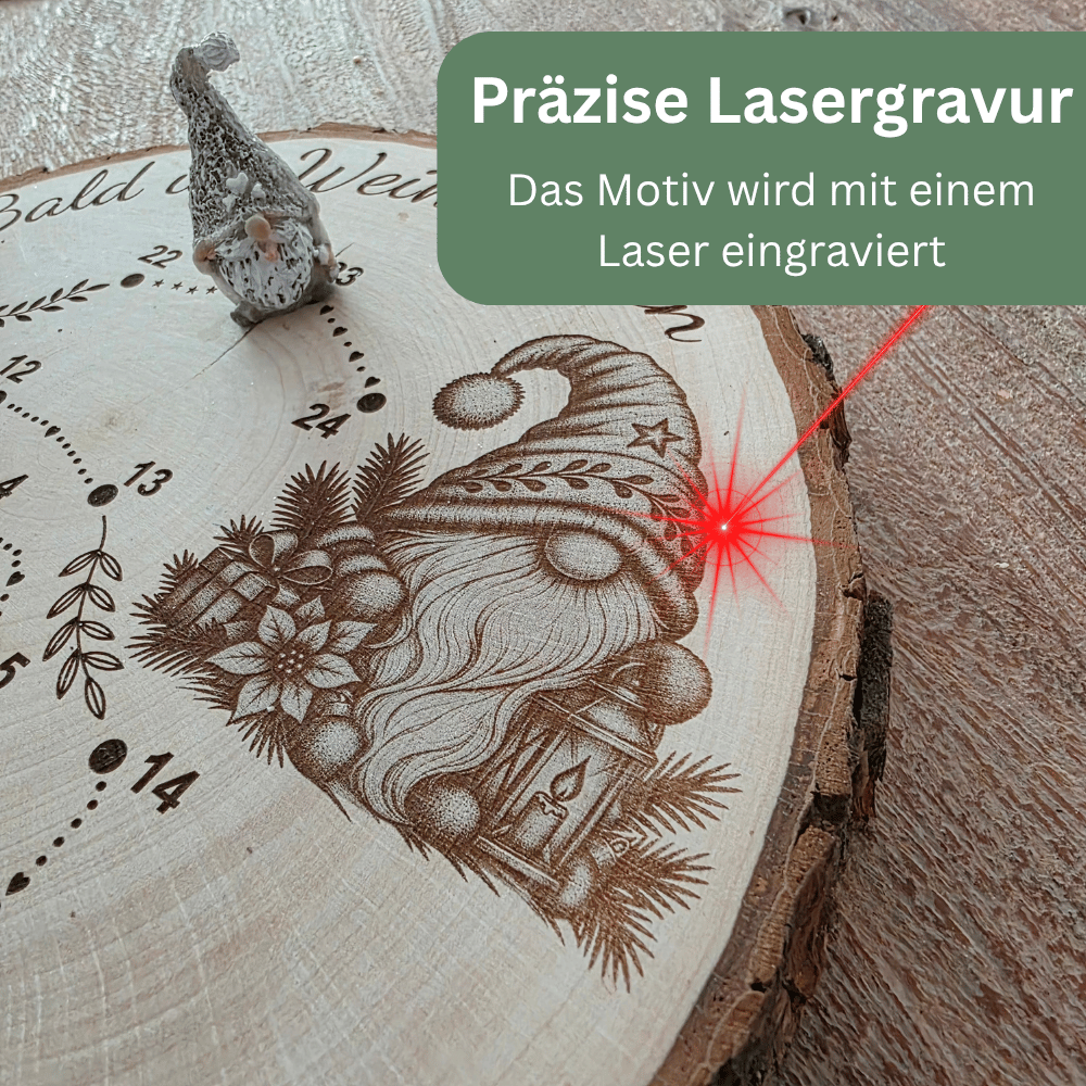 Detailaufnahme der präzisen Lasergravur mit Weihnachtswichtel auf einer Baumscheibe aus Erle