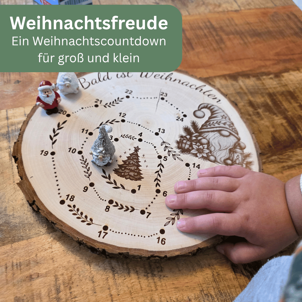 Kind nutzt den Adventskalender für Kinder und bewegt einen kleinen Wichtel über die gravierte Holzscheibe