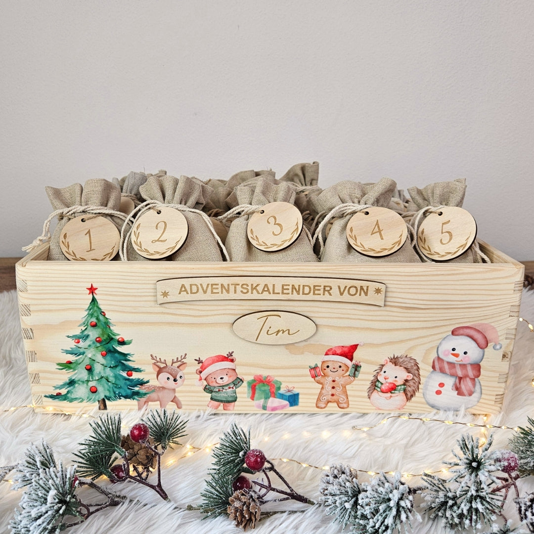Adventskalender fuer Kinder aus Holz mit Jutesaeckchen und Zahlen, personalisiert mit Namen, nachhaltige Geschenkidee