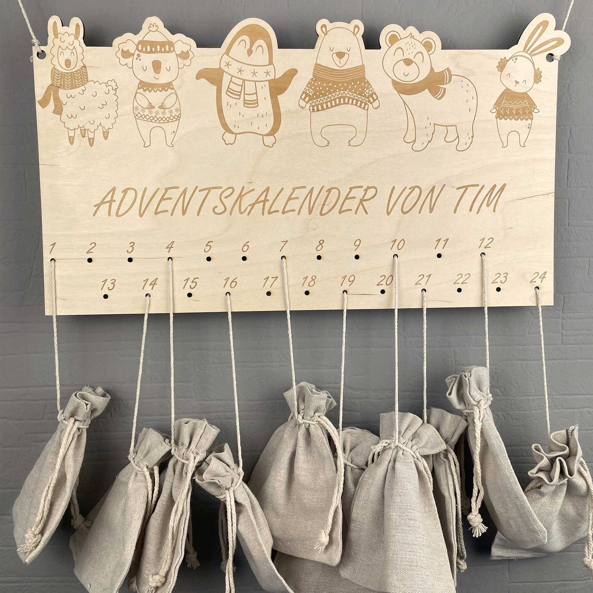 Adventskalender Holz mit Namen und 24 Jutesäckchen, hängend an der Wand – Adventskalender Kinder personalisiert