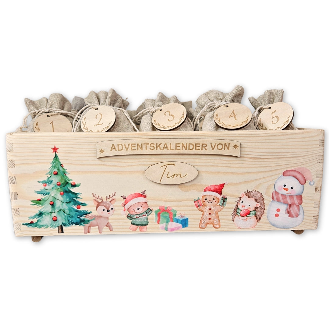 Personalisierter Adventskalender aus Holz mit Namen auf 3D Schild und weihnachtlichem Motiv, liebevoll befuellt.