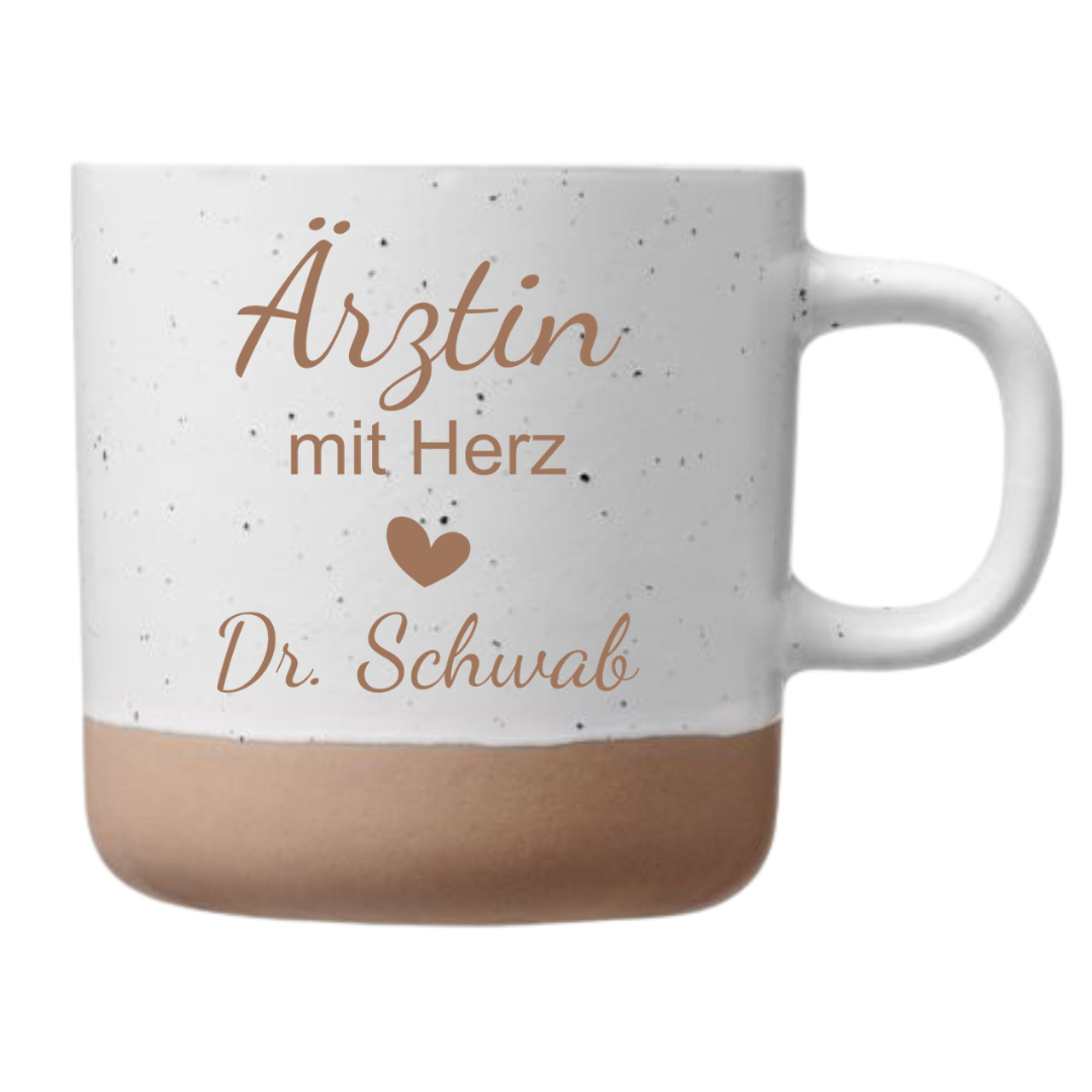Personalisierte Ärztin mit Herz Tasse aus Steingut mit Wunschname als Geschenk für Ärztin oder Hausarzt. Hochwertige gesprenkelte Tasse mit Gravur und natürlichem Design – ideales Dankeschön Geschenk für Arztpraxis oder medizinisches Personal.