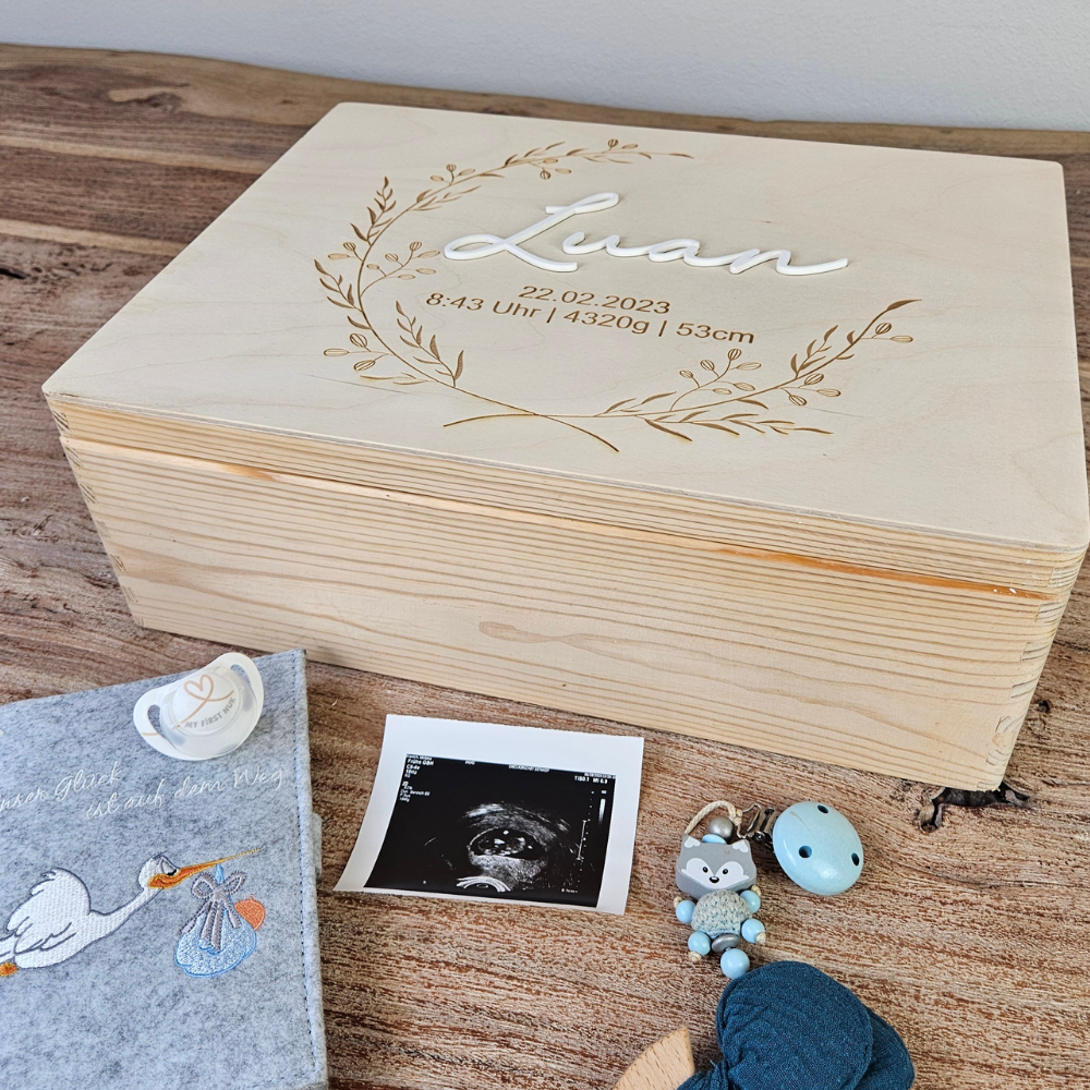 Erinnerungskiste Baby personalisiert mit 3D Namen – Holz Erinnerungsbox zur Geburt & Taufe – Geburtsgeschenk & Taufgeschenk
